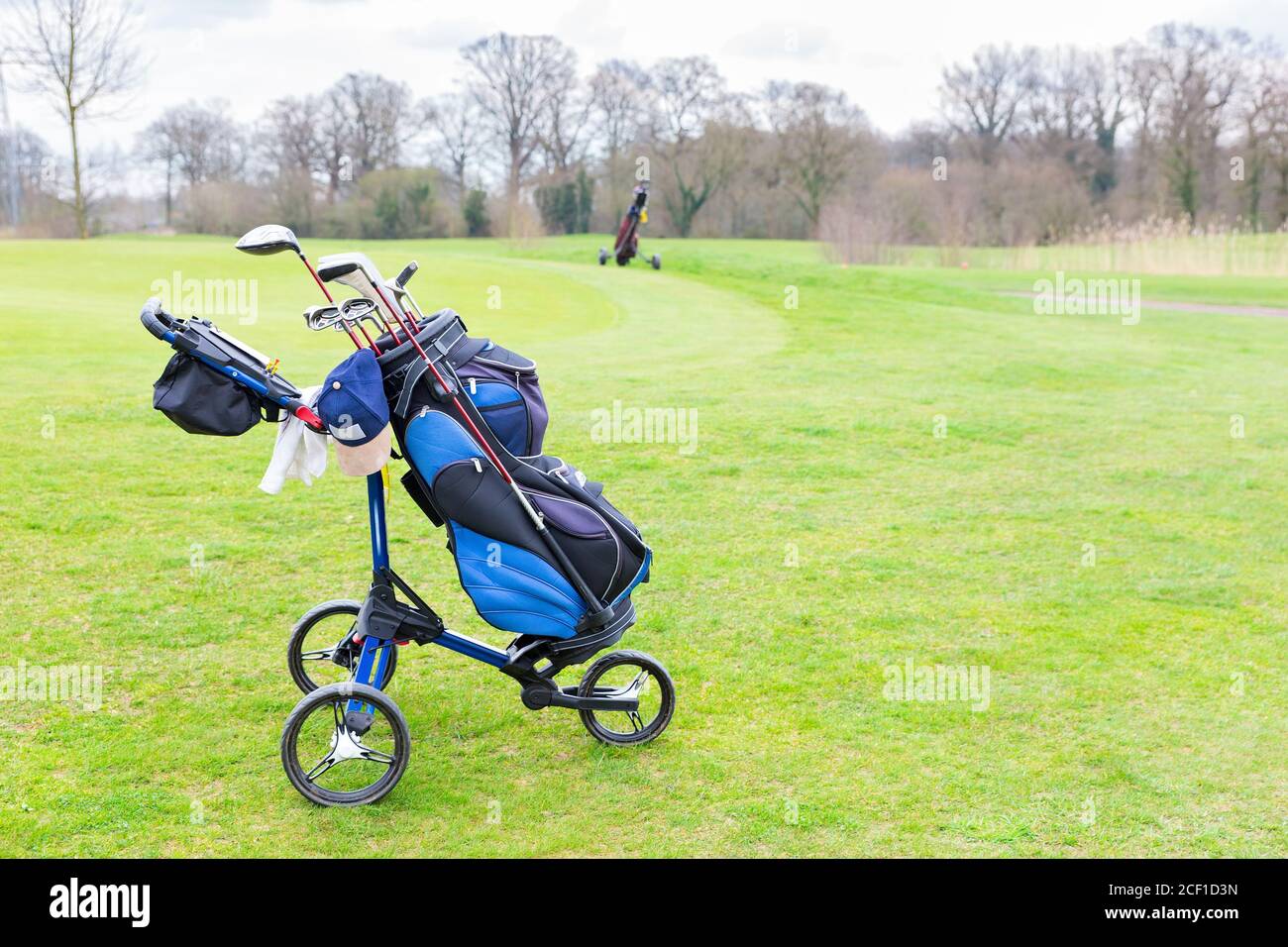 Golf trolley in piedi sul verde campo da golf europeo Foto Stock