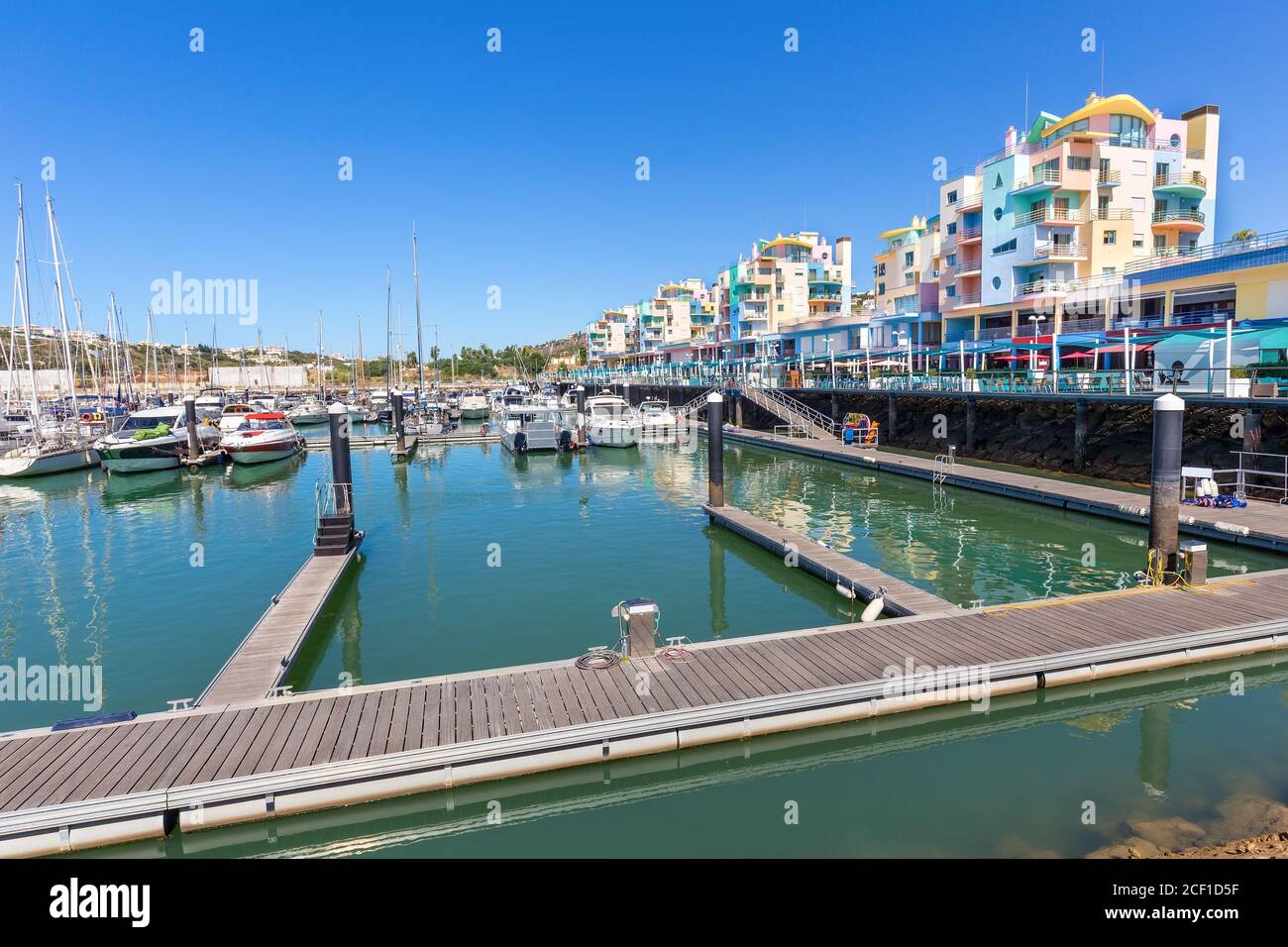 Porto con barche e molo nella città Albufeira in Portogallo Foto Stock