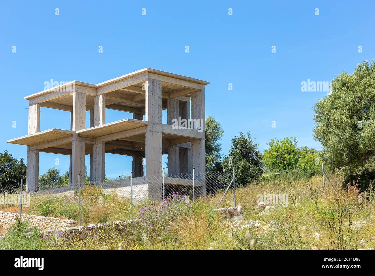 Edificio in cemento incompiuto nella rurale Cefalonia in Grecia Foto Stock