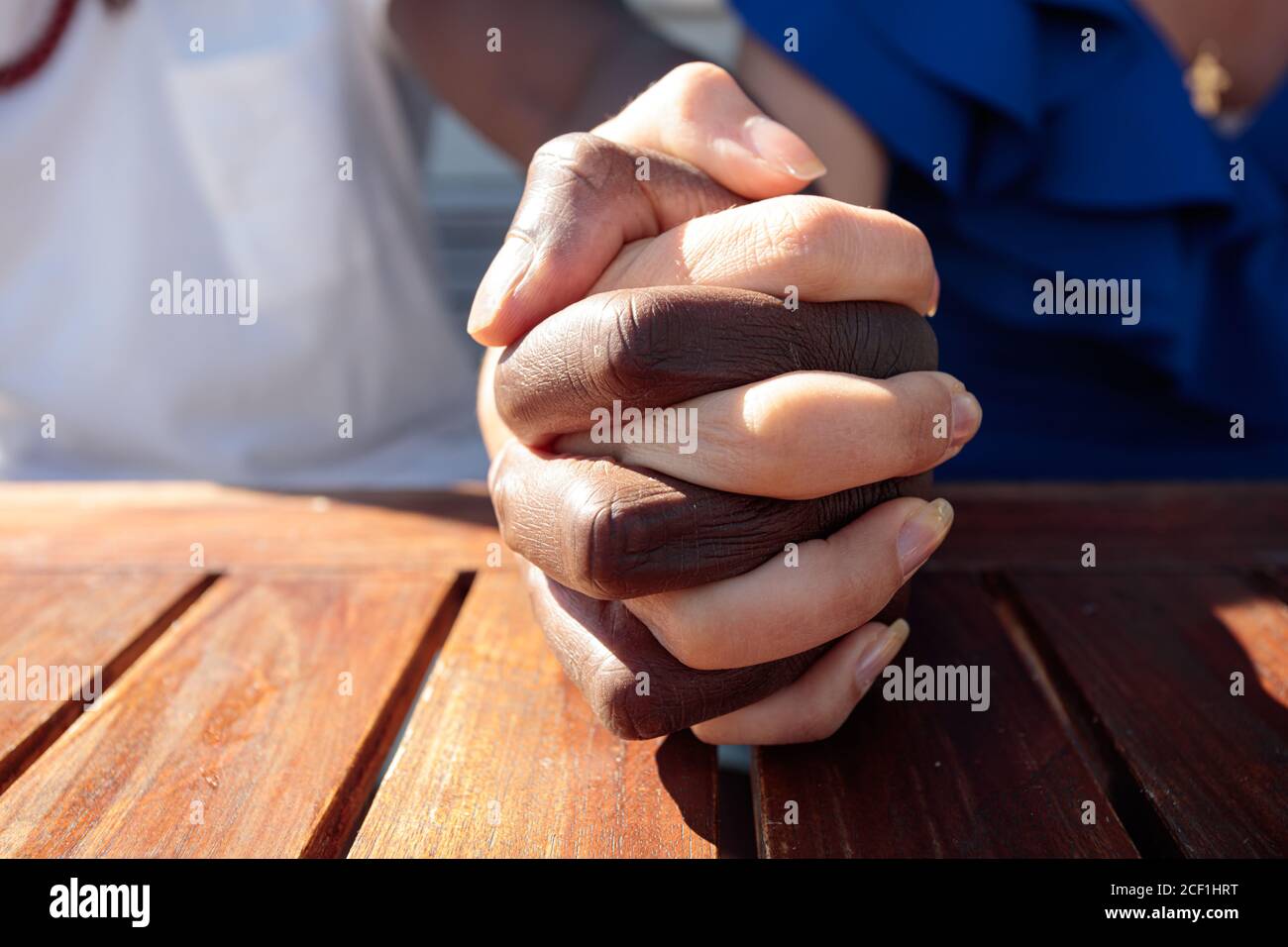 Mani unite insieme, primo piano, razze diverse. Foto di alta qualità Foto Stock