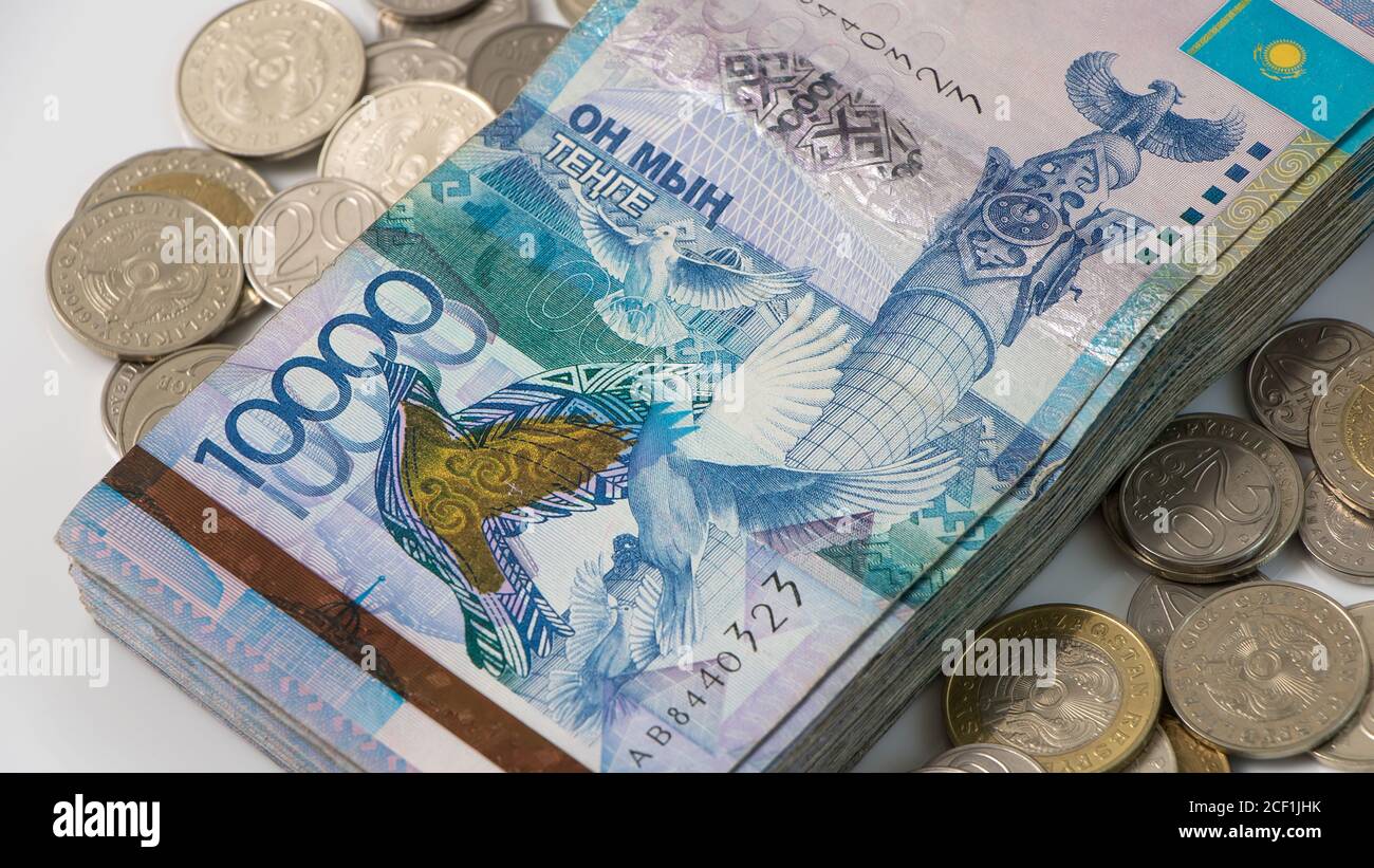 Il denaro è sul piatto. TENGE, la moneta nazionale del Kazakistan. Concetto, salario vivente. Economia, Asia centrale. Tagliare il bilancio, la corruzione, il kic Foto Stock