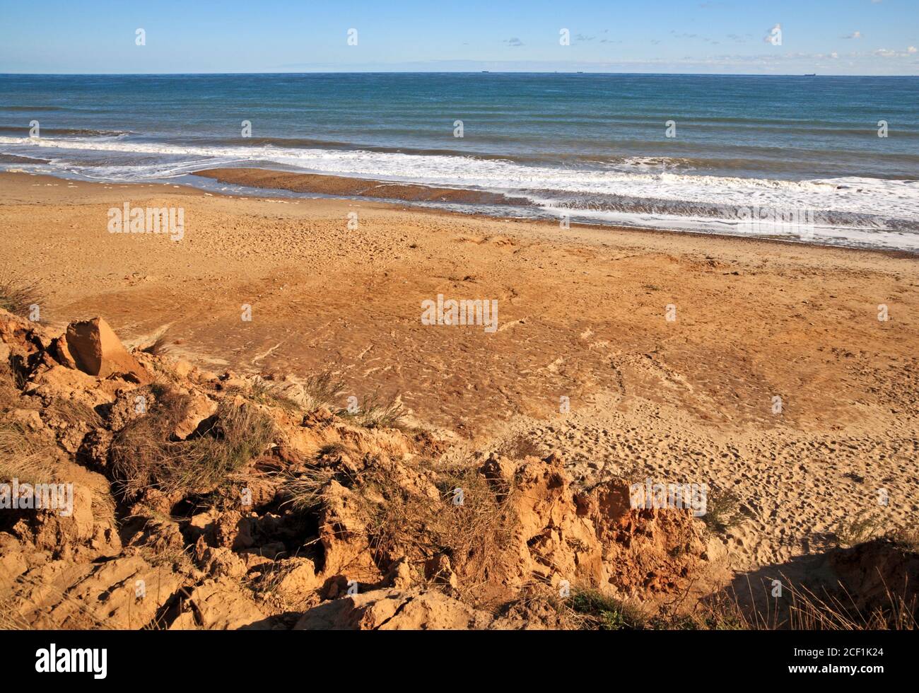 Una vista di una scogliera dalla cima della scogliera sulla costa nord del Norfolk a Happisburgh, Norfolk, Inghilterra, Regno Unito. Foto Stock