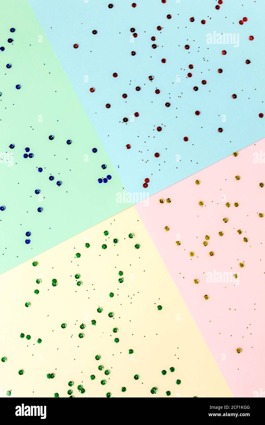Confetti luminosi su sfondo colorato. Carte con motivi geometrici. Concetto minimo. Disposizione piatta, vista dall'alto. Foto Stock