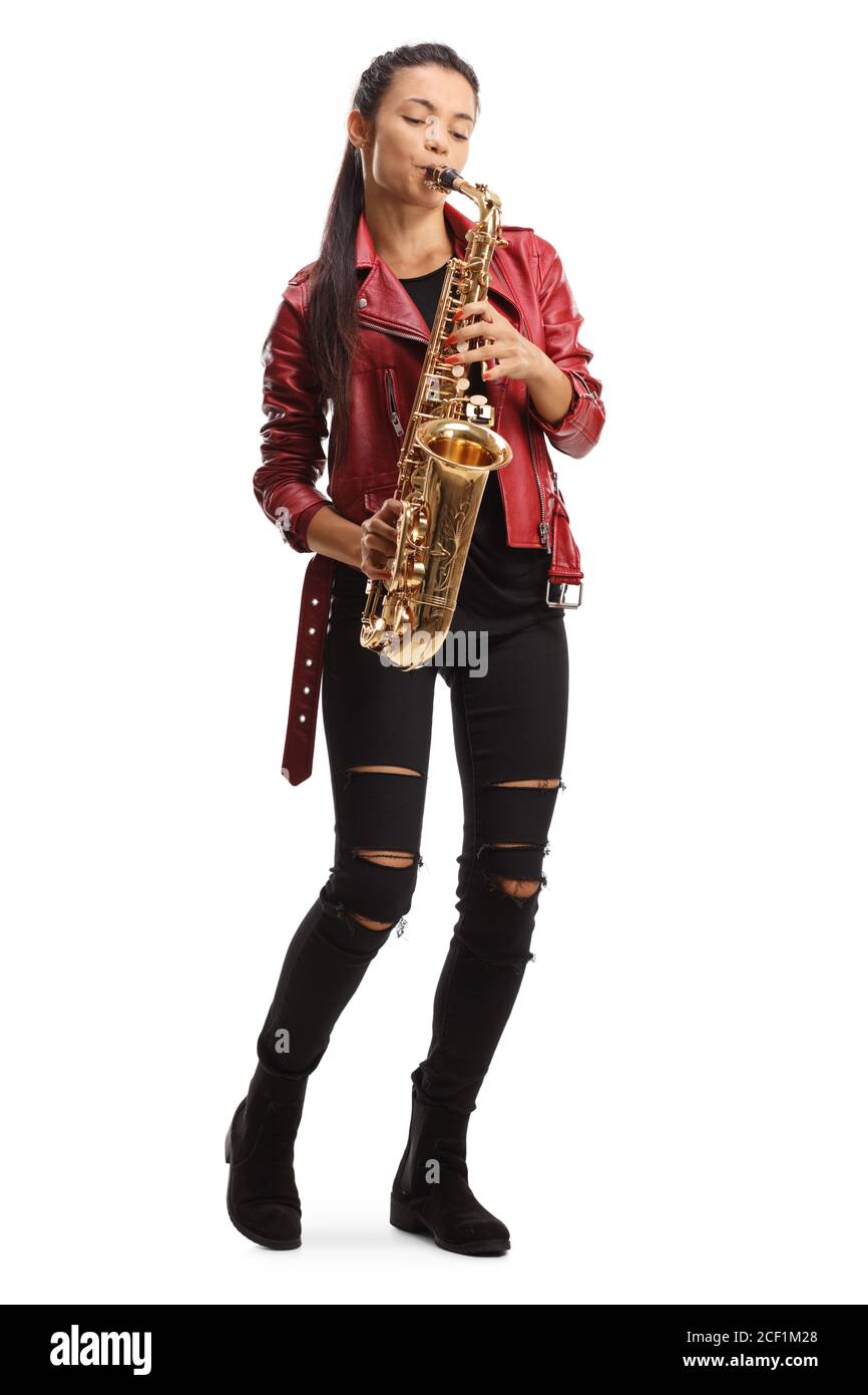 Ritratto a lunghezza intera di una sassofonista femminile in rosso giacca in pelle che gioca sax isolato su sfondo bianco Foto Stock