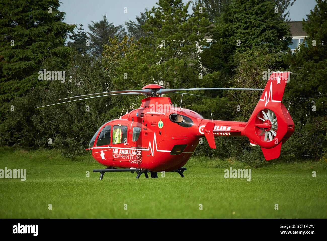 Irlanda del Nord Air Ambulance on Call out atterrato su un Campo di calcio scolastico a Newtownabbey Irlanda del Nord ambulanza aerea UK irlanda del nord, ni Foto Stock