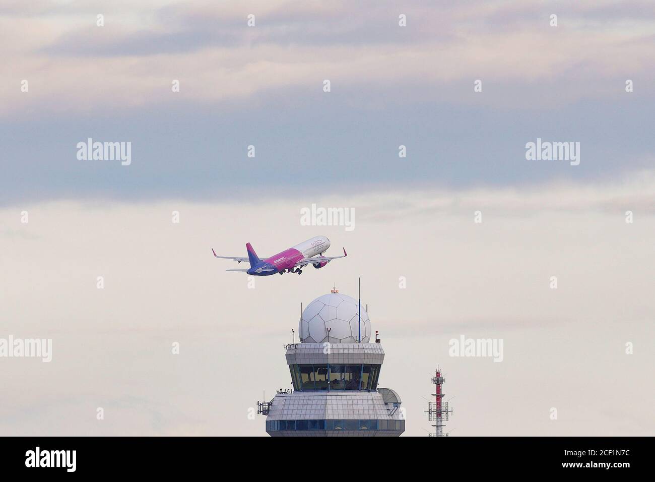 Varsavia. 2 Settembre 2020. Un aereo Wizz Air è visto decollo all'aeroporto di Varsavia Chopin a Varsavia, Polonia il 2 settembre 2020. Il governo polacco ha vietato i voli diretti da 44 paesi a partire dal 2 settembre per evitare la diffusione del coronavirus. I paesi soggetti a tali restrizioni includono Stati Uniti, Brasile e Spagna. Credit: Jaap Arriens/Xinhua/Alamy Live News Foto Stock