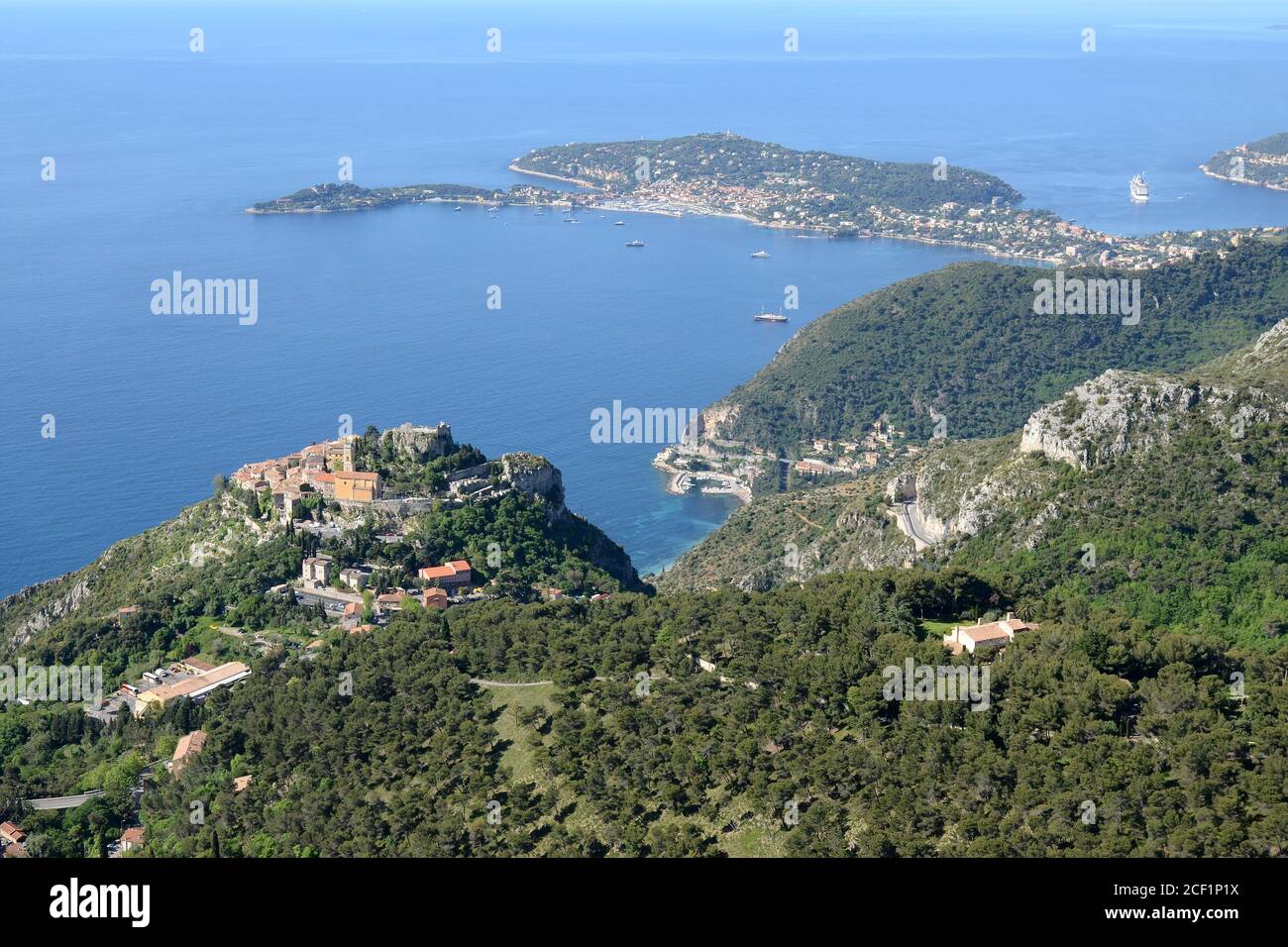 Francia, costa azzurra, villaggio di Eze, borgo medievale arroccato che domina il capo Ferrat e il mar mediterraneo in un sito naturale eccezionale. Foto Stock