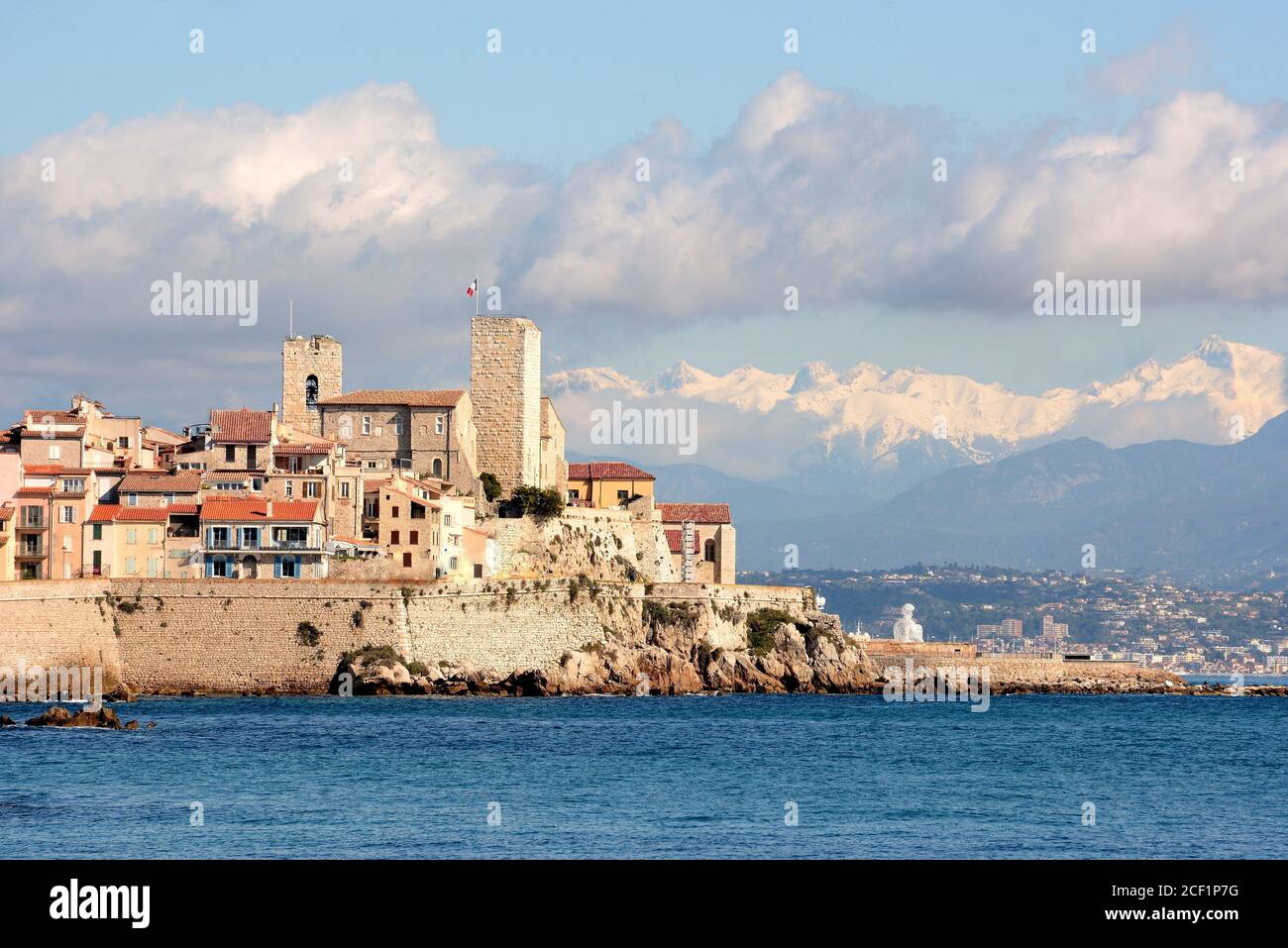 Francia, costa azzurra, Antibes, il centro storico con i bastioni, il castello Grimaldi, la cattedrale, il massiccio nevoso del Mercantour e il mediterraneo Foto Stock