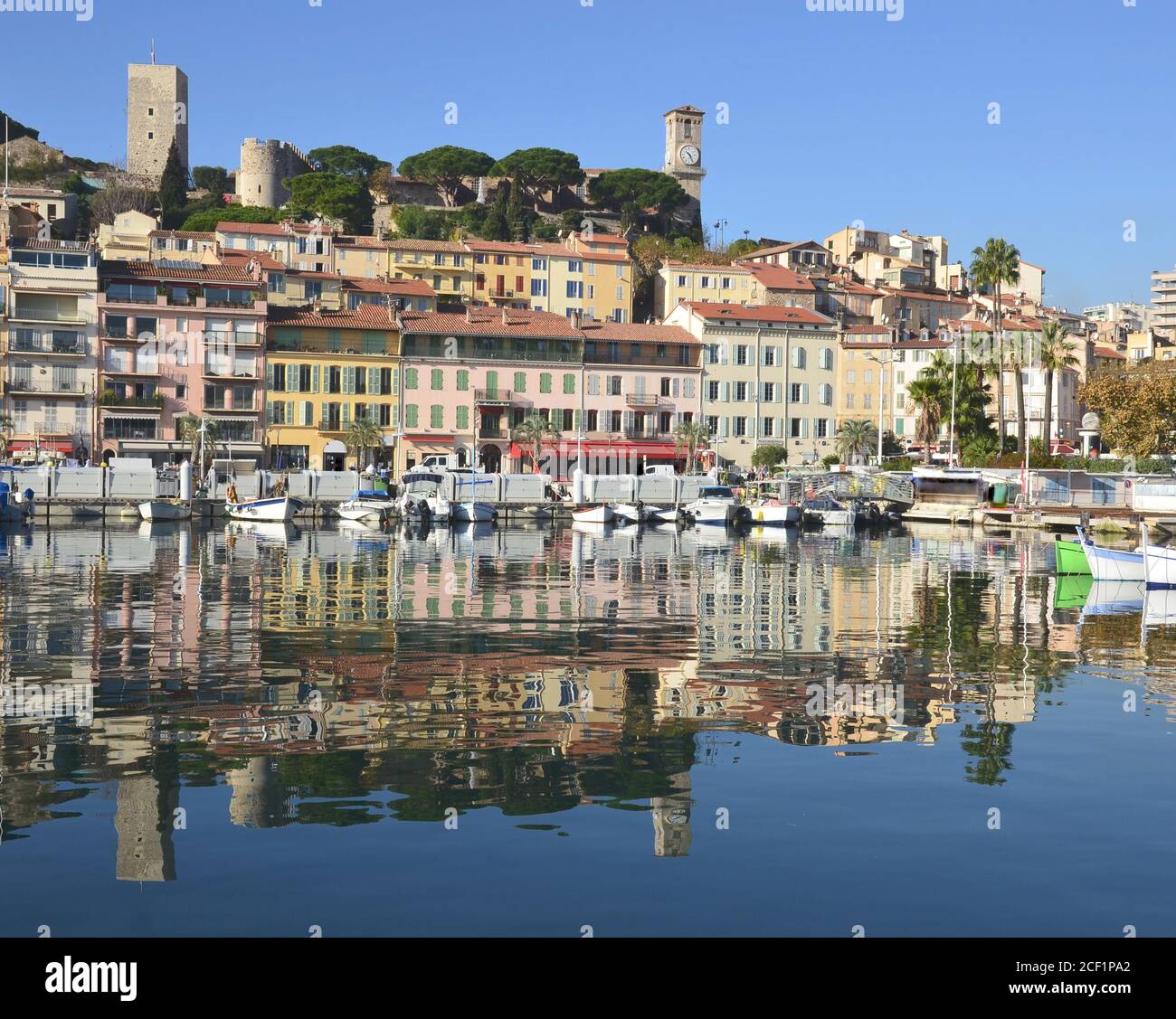Francia, costa azzurra, Cannes, il Suquet è il quartiere più antico situato sulla collina che domina il vecchio porto e la baia con le isole Lerins. Foto Stock