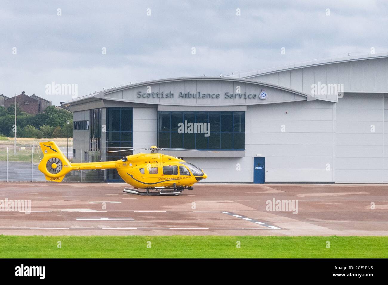 Servizio di ambulanza scozzese Airbus Helicopter H145 G-GSAS gestito da Gama Aviation parcheggiato all'aeroporto di Glasgow, Scozia, Regno Unito Foto Stock