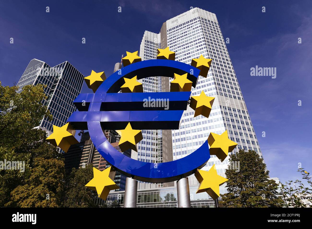 La scultura Euro è un'opera d'arte di Otmar Horl e si trova di fronte all'Eurotower, nel distretto bancario. Francoforte, 31 agosto 2020 | utilizzo in tutto il mondo Foto Stock