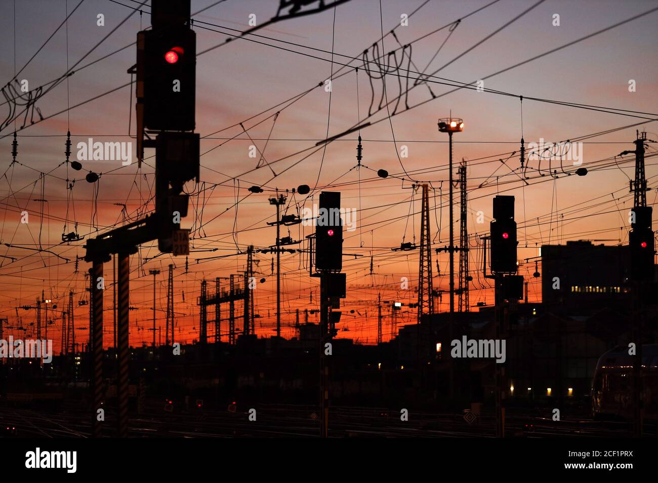 Colonia, Germania. 31 Agosto 2020. Linee aeree e sistemi di binario alla stazione principale di Francoforte (immagine di archivio). Francoforte, 31 agosto 2020 | utilizzo in tutto il mondo Credit: dpa/Alamy Live News Foto Stock