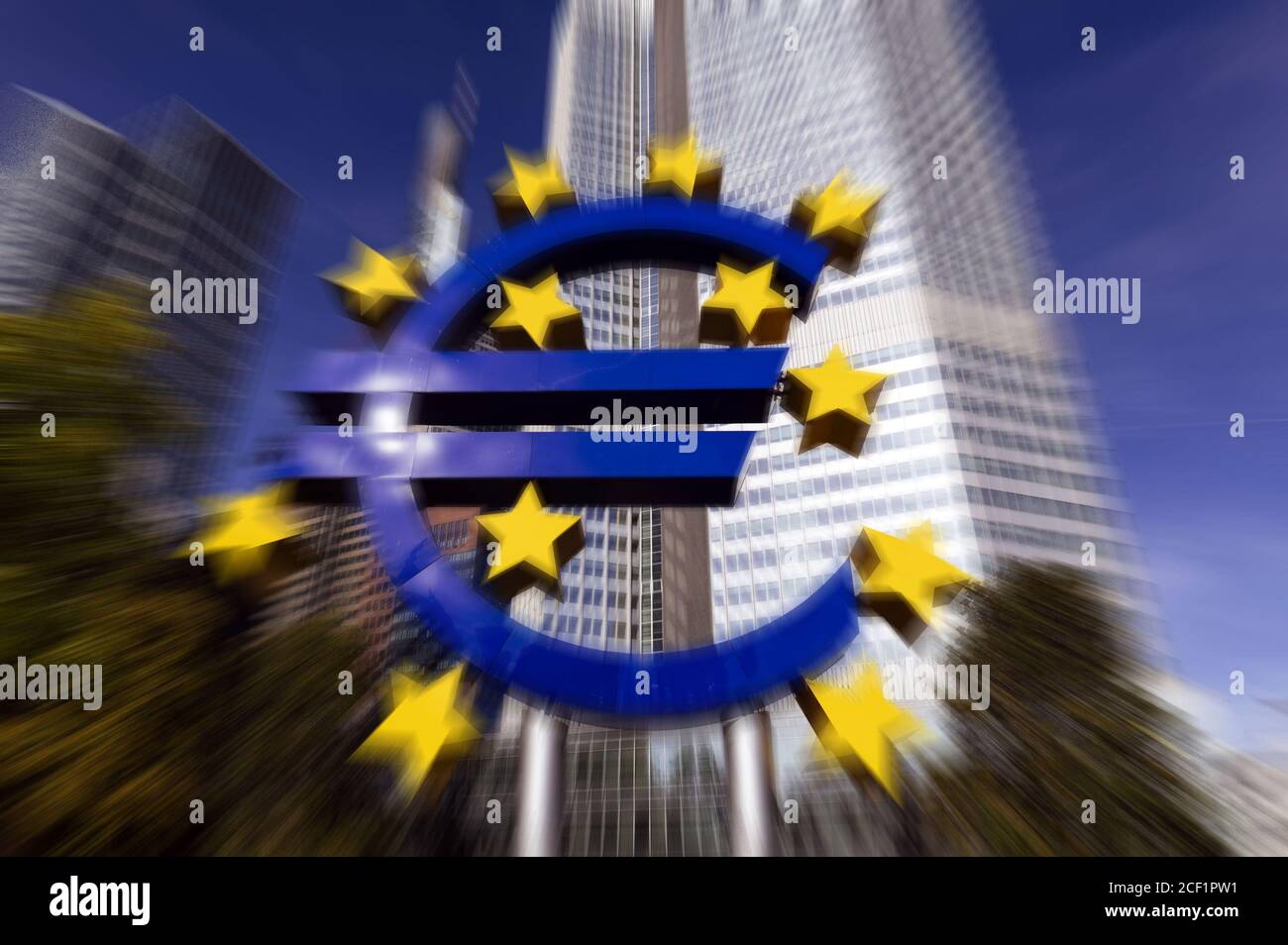 La scultura Euro è un'opera d'arte di Otmar Horl e si trova di fronte all'Eurotower, nel distretto bancario. Francoforte, 31 agosto 2020 | utilizzo in tutto il mondo Foto Stock