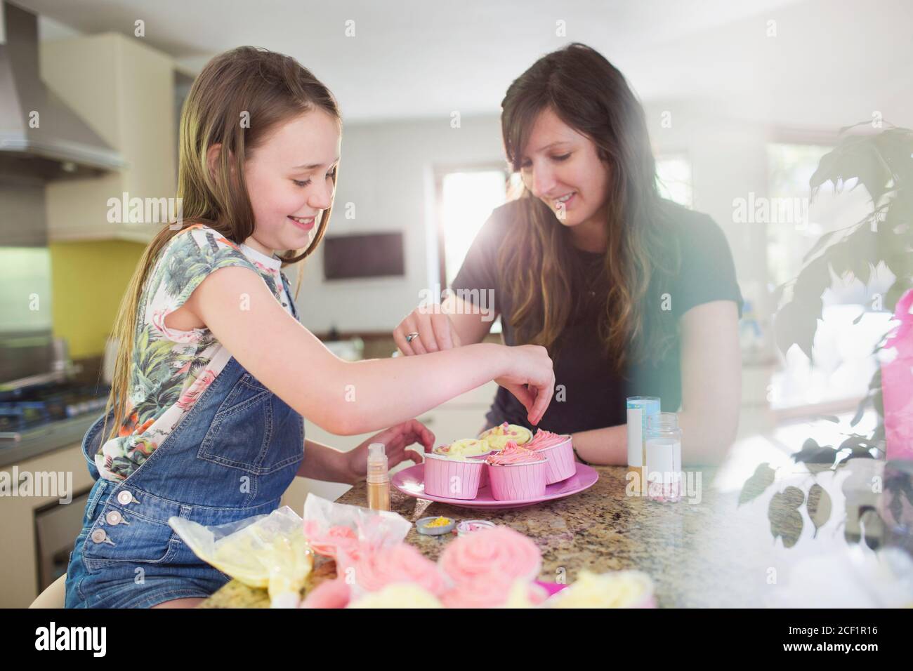 Madre e figlia la cottura in cucina Foto Stock