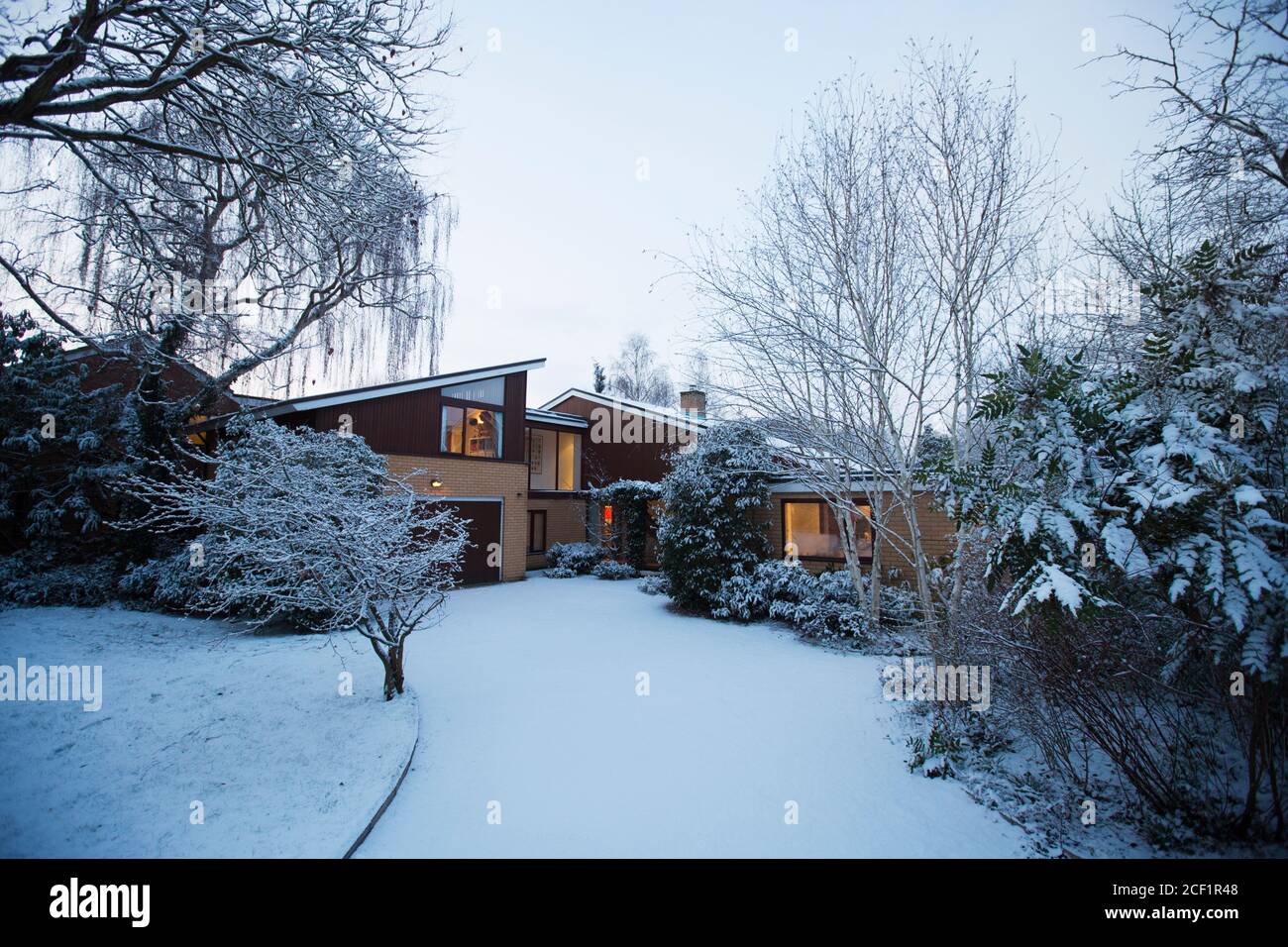 Vetrina casa nevoso esterno e vialetto Foto Stock