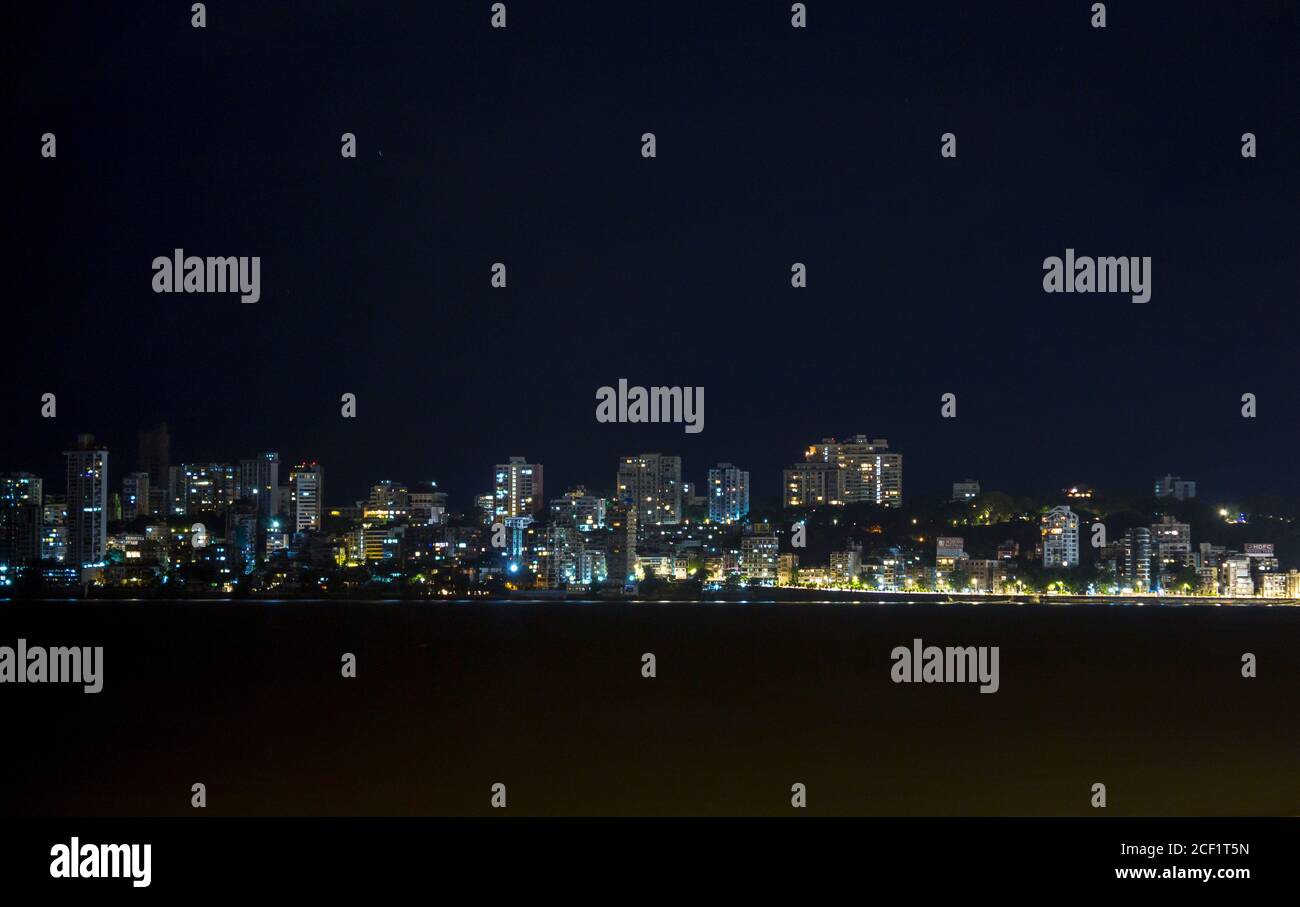 Fotografia notturna nella luce della calce di una città metropolitana di Mumbai. Marine Drive nelle luci notturne di Mumbai. Vita notturna di una città che non dorme mai Foto Stock