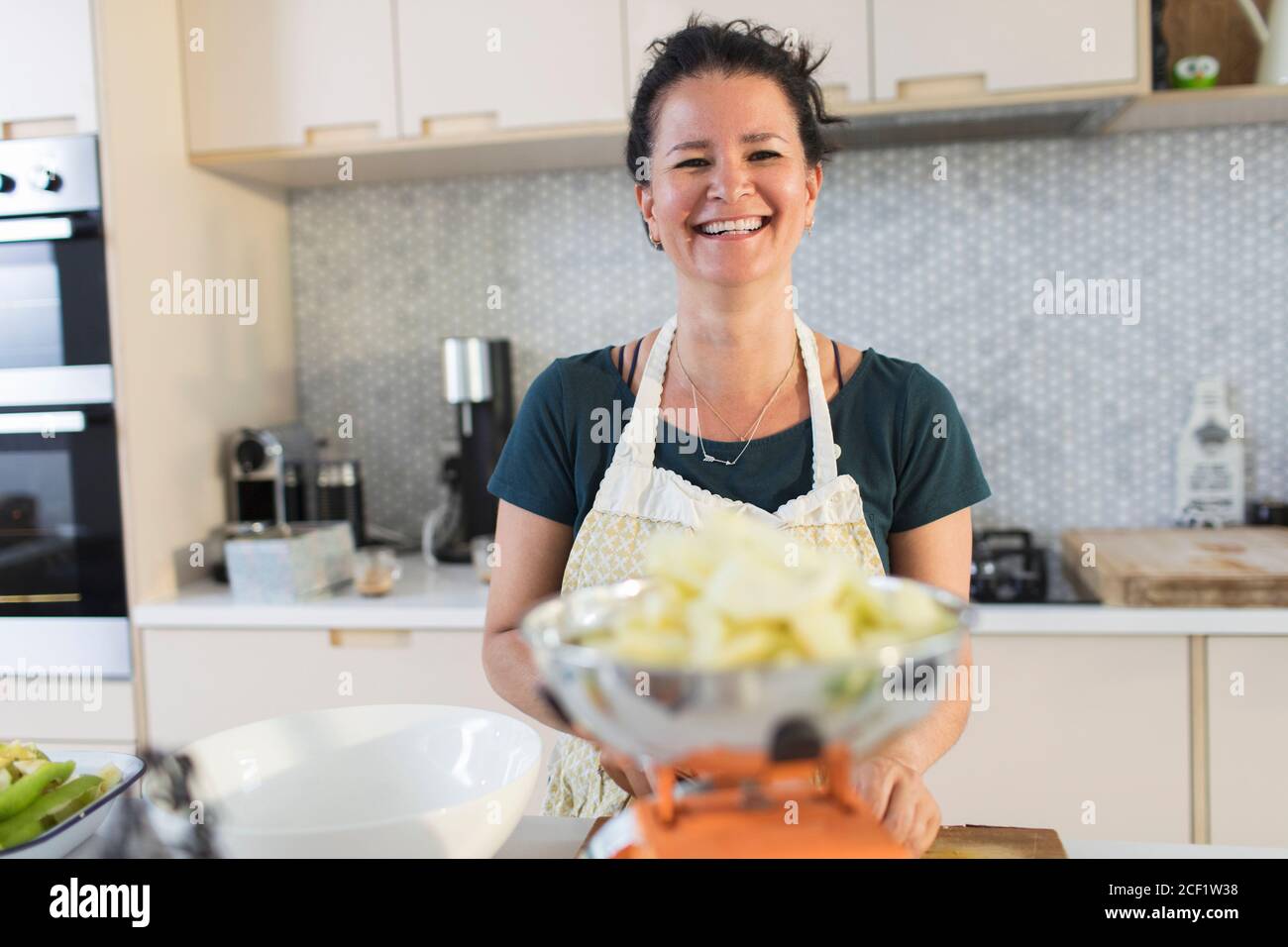 Ritratto donna felice cucina in cucina Foto Stock