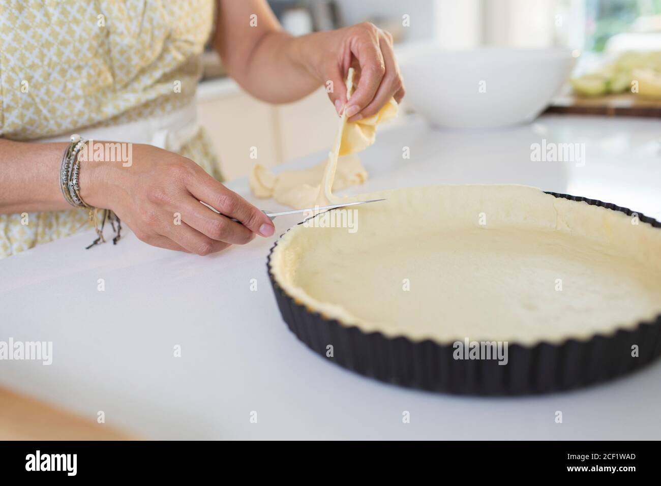 Primo piano donna tagliente bordo di crosta torta Foto Stock