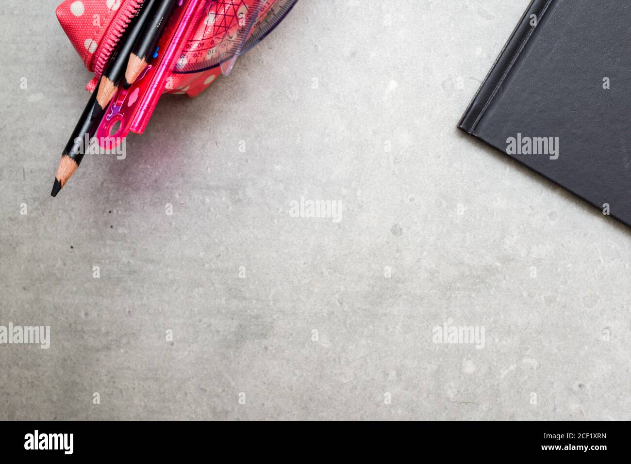 Oggetti di ritorno a scuola con spazio di copia su sfondo normale Foto Stock