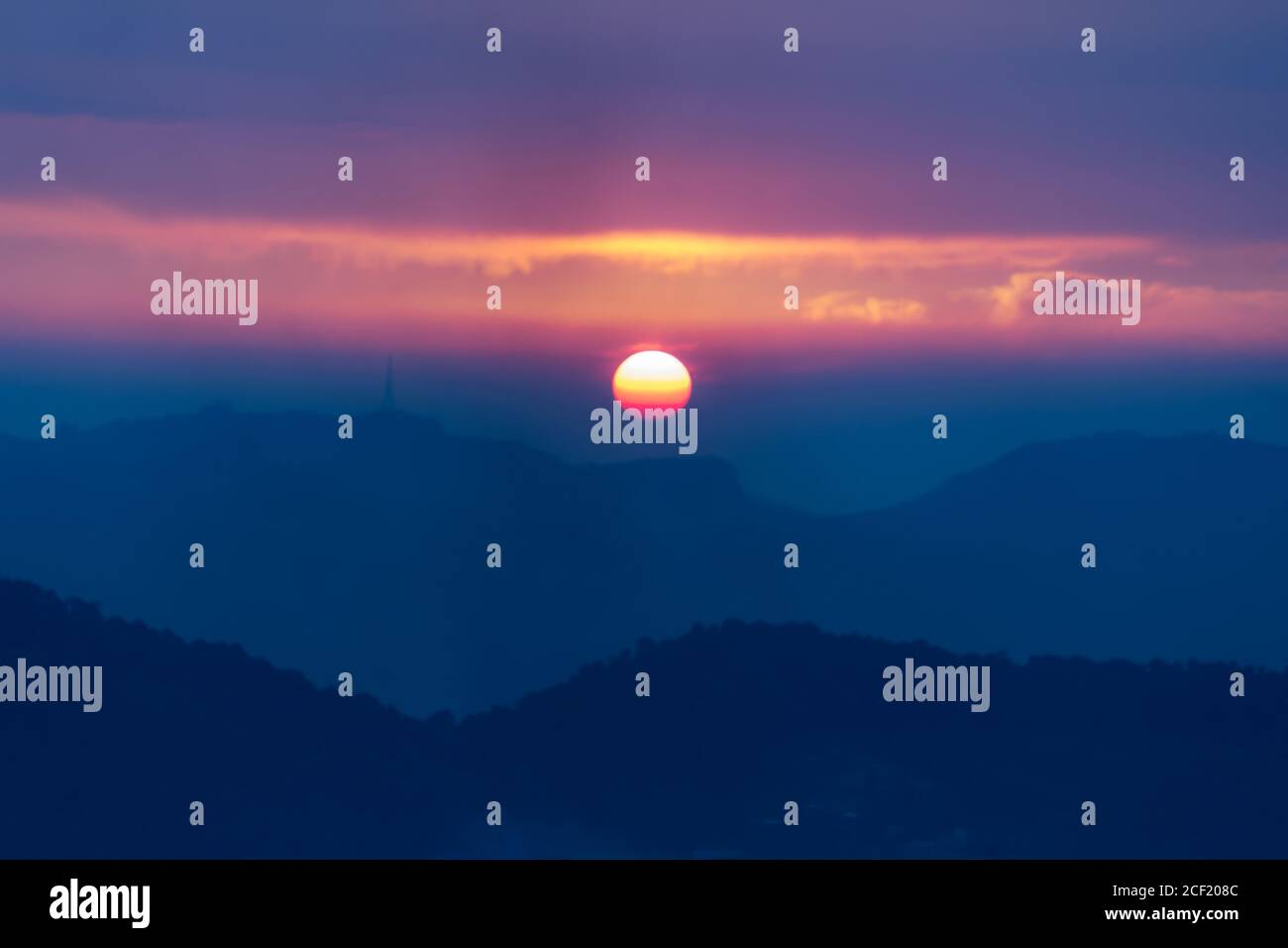 Tramonto impressionante in Bir&Billing situato a Himachal Pradesh, India. La miscela dei colori della natura non è appena occhio piacevole il relativo heart che scalda pure. Natura Foto Stock