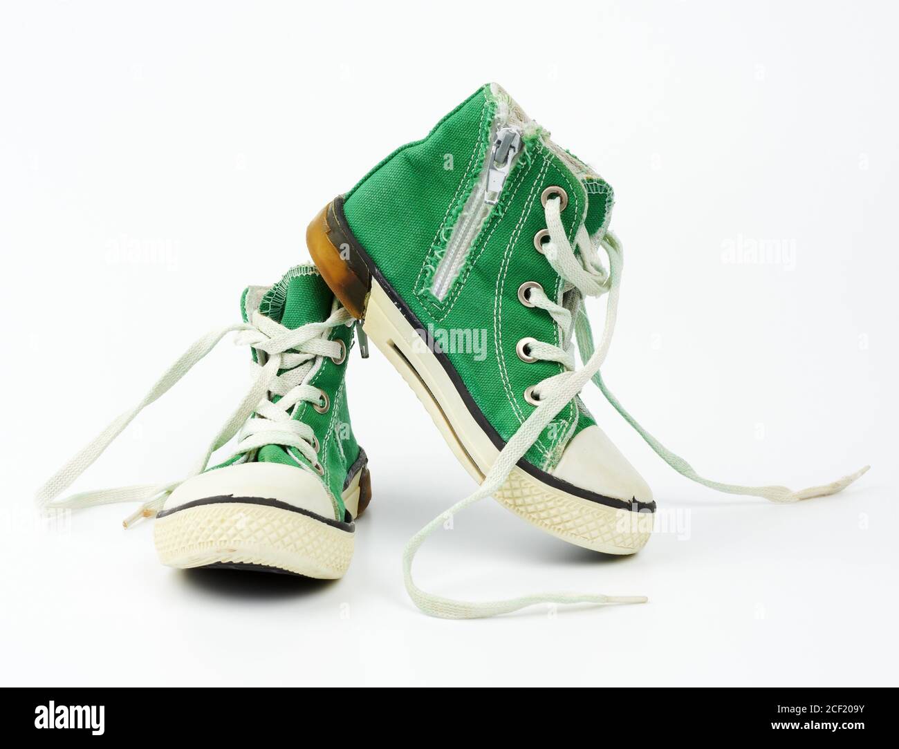 paio di sneaker verdi con scarpe sportive con lacci e lacci bianchi su  sfondo bianco Foto stock - Alamy