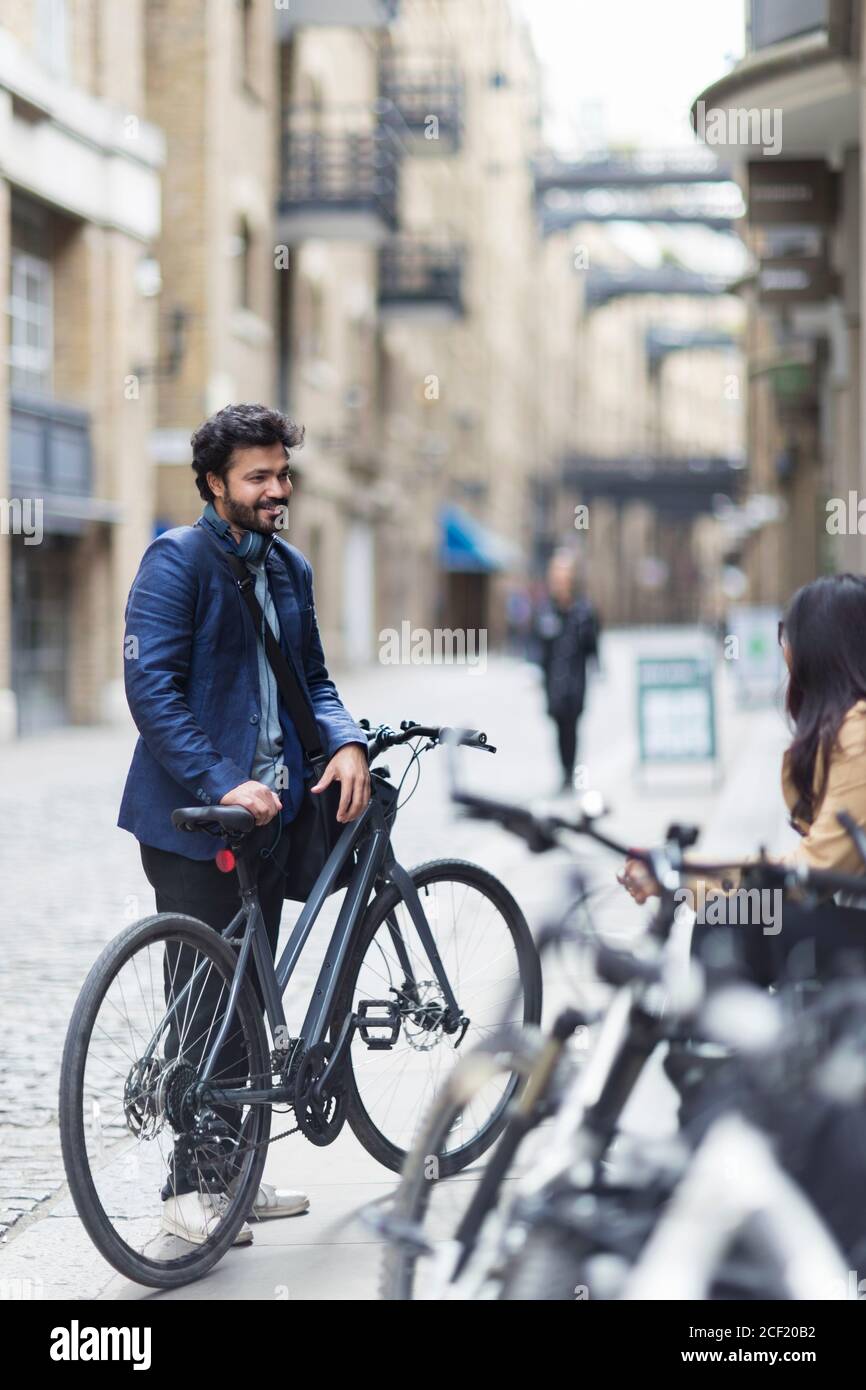 Imprenditore con bicicletta su una strada di città Foto Stock