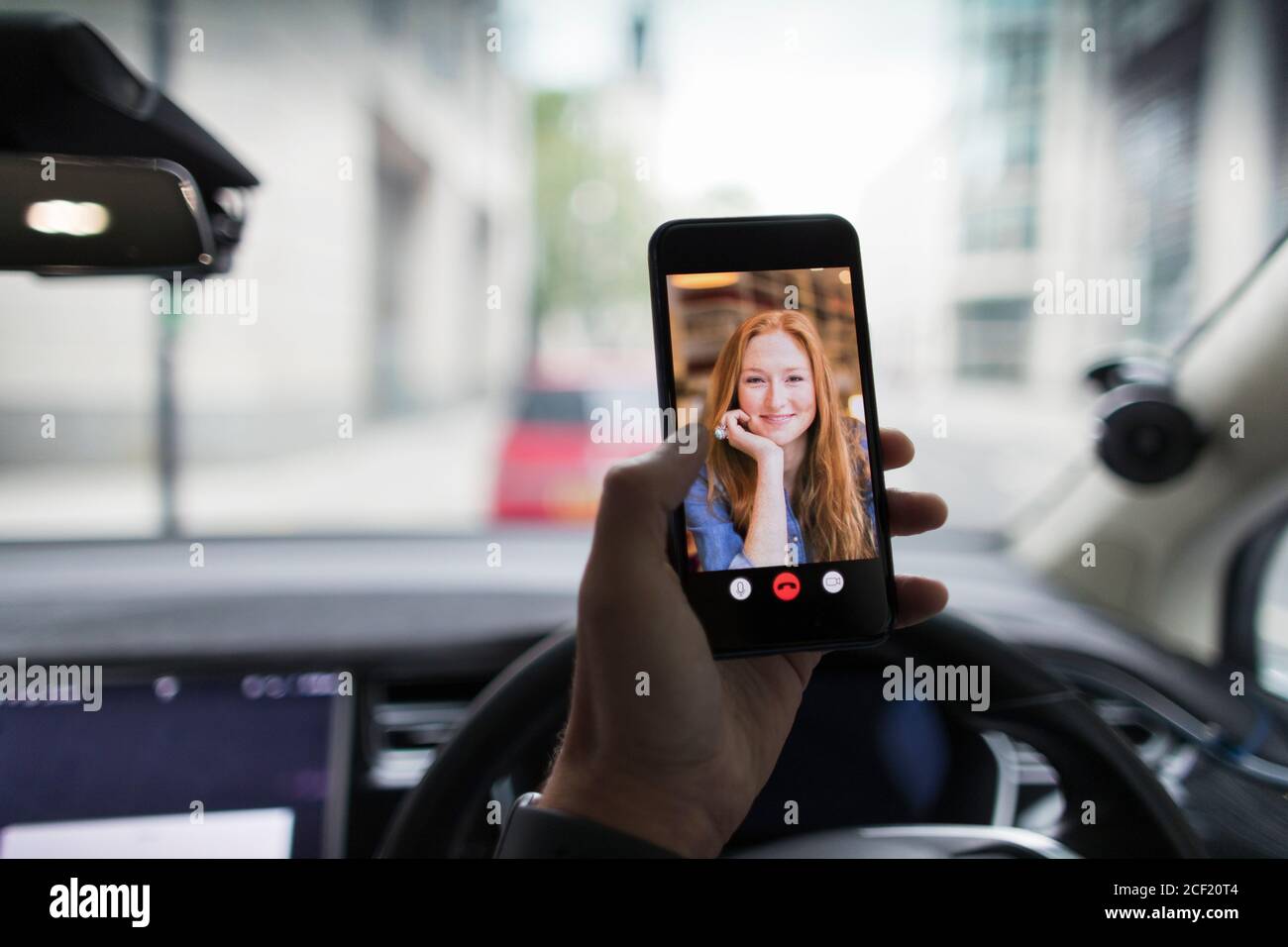 POV Donna video chattando sullo schermo dello smartphone in auto Foto Stock