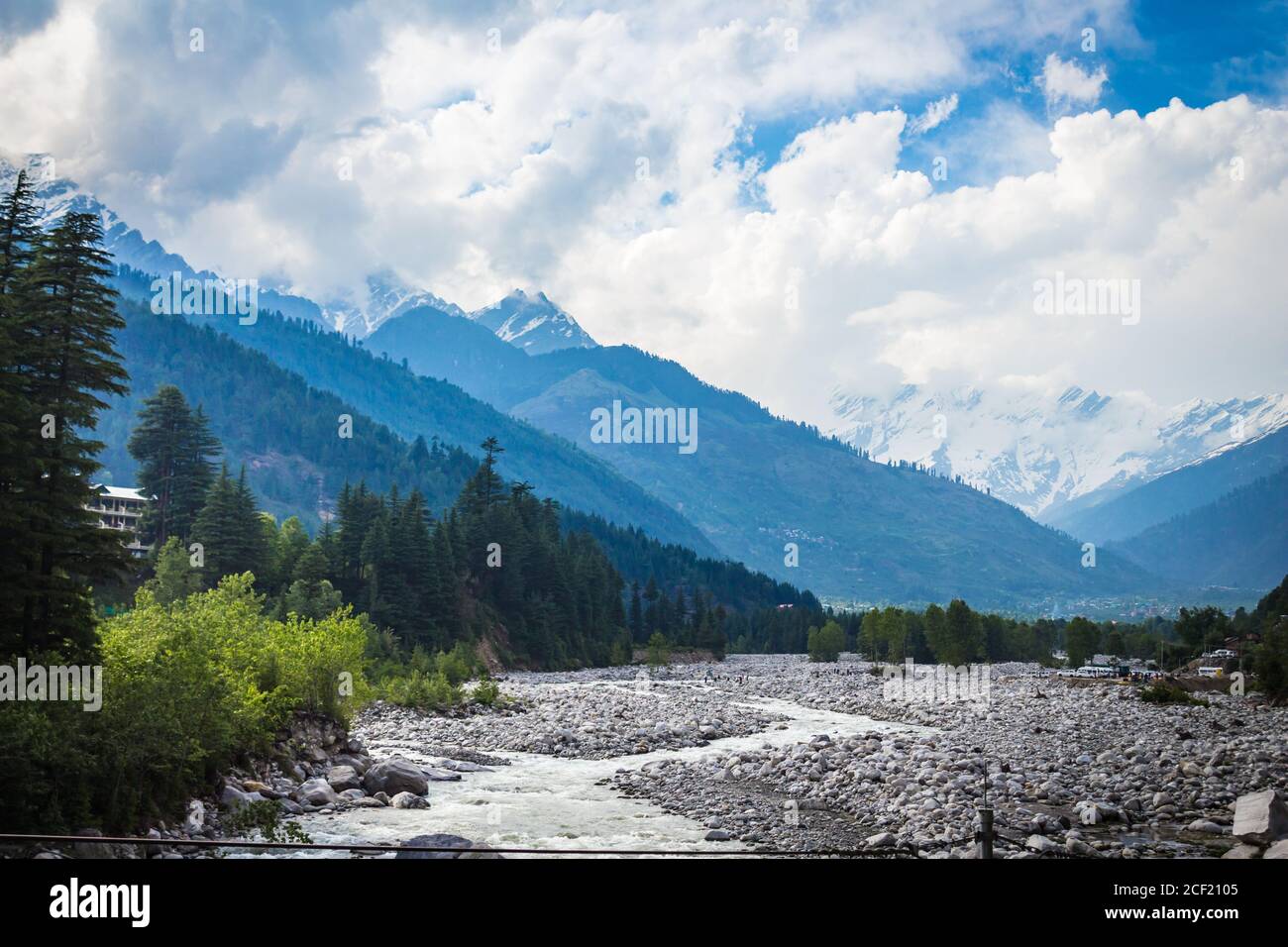 Manali, Himachal Pradesh. Vista panoramica dell'Himalaya. Bellezza naturale della Valle di Solang in India. Famoso luogo turistico per viaggi e viaggi di nozze Foto Stock