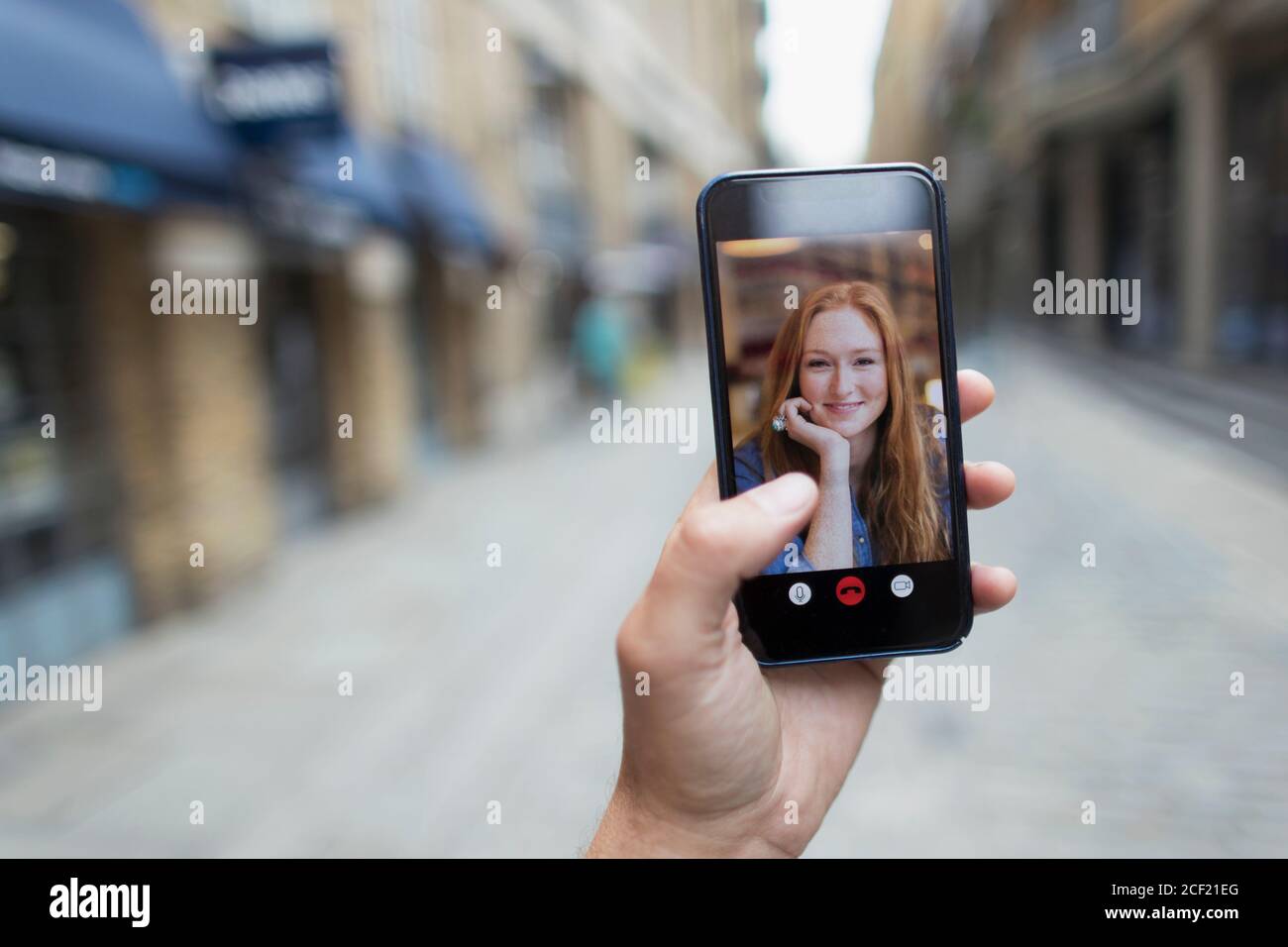 Video POV in chat con la donna sullo schermo dello smartphone Foto Stock