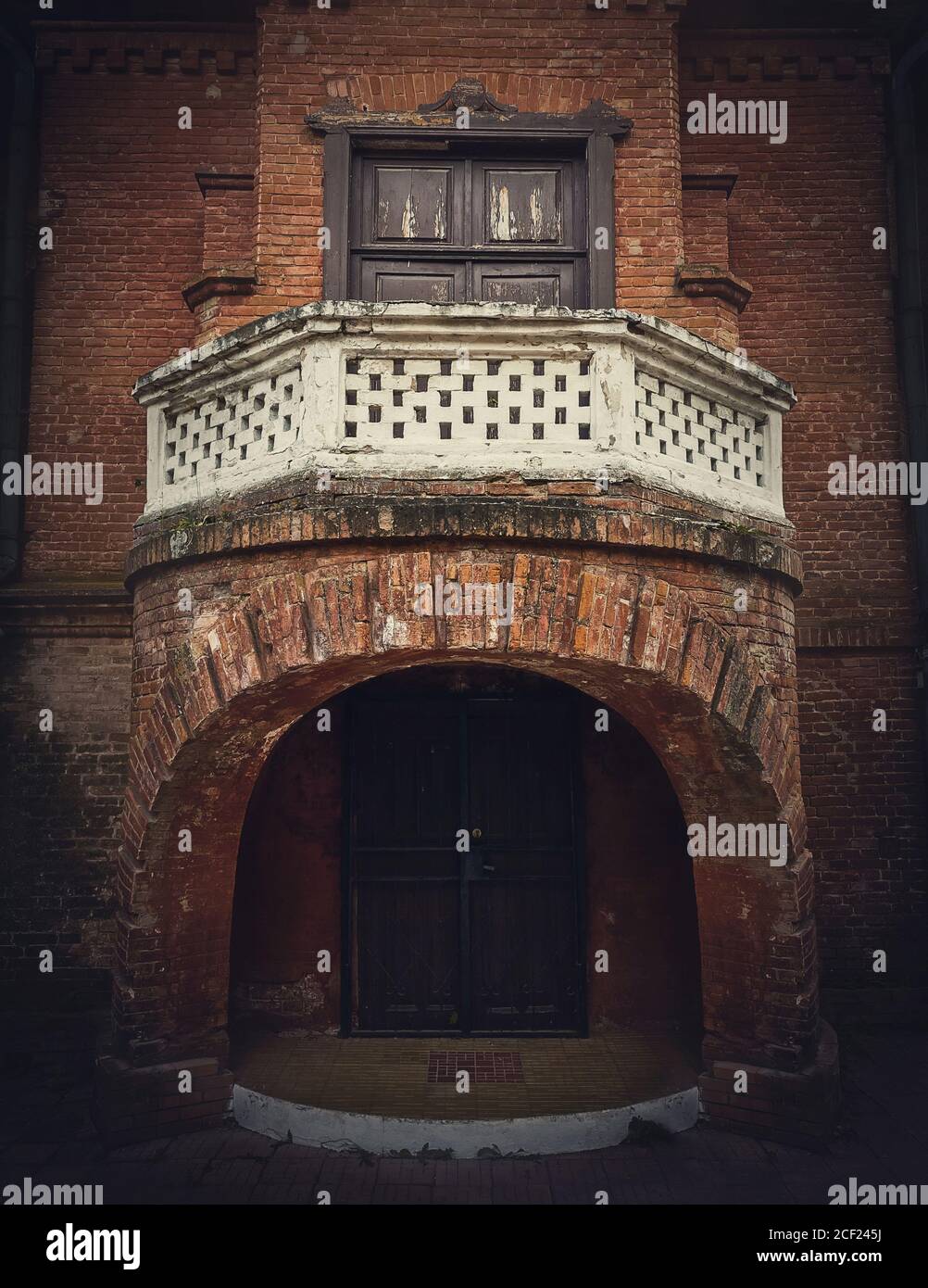 Dettagli architettonici, la porta d'ingresso con il balcone del Castello di Caccia a Manuc bei Mansion, Moldavia. Vecchia facciata in mattoni. Halloween Haunte Foto Stock