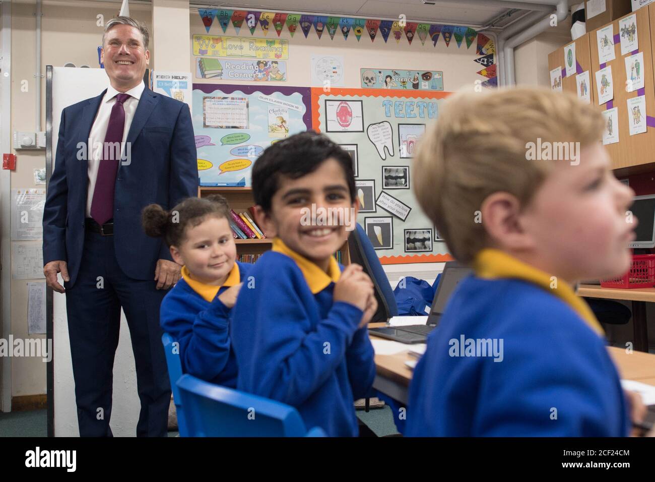 Il leader del lavoro Keir Starmer incontra il personale e gli alunni durante una visita alla Whitehill Junior School di Hitchin, Hertfordshire, mentre gli alunni di tutto il Regno Unito tornano alle classi dopo il blocco del coronavirus. Foto Stock