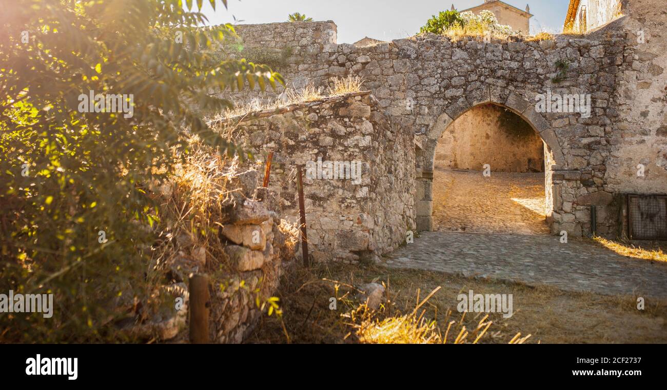 Arco medievale porta Coria. Fu usato per dare accesso alla cittadella medievale di Trujillo, Spagna. Foto Stock