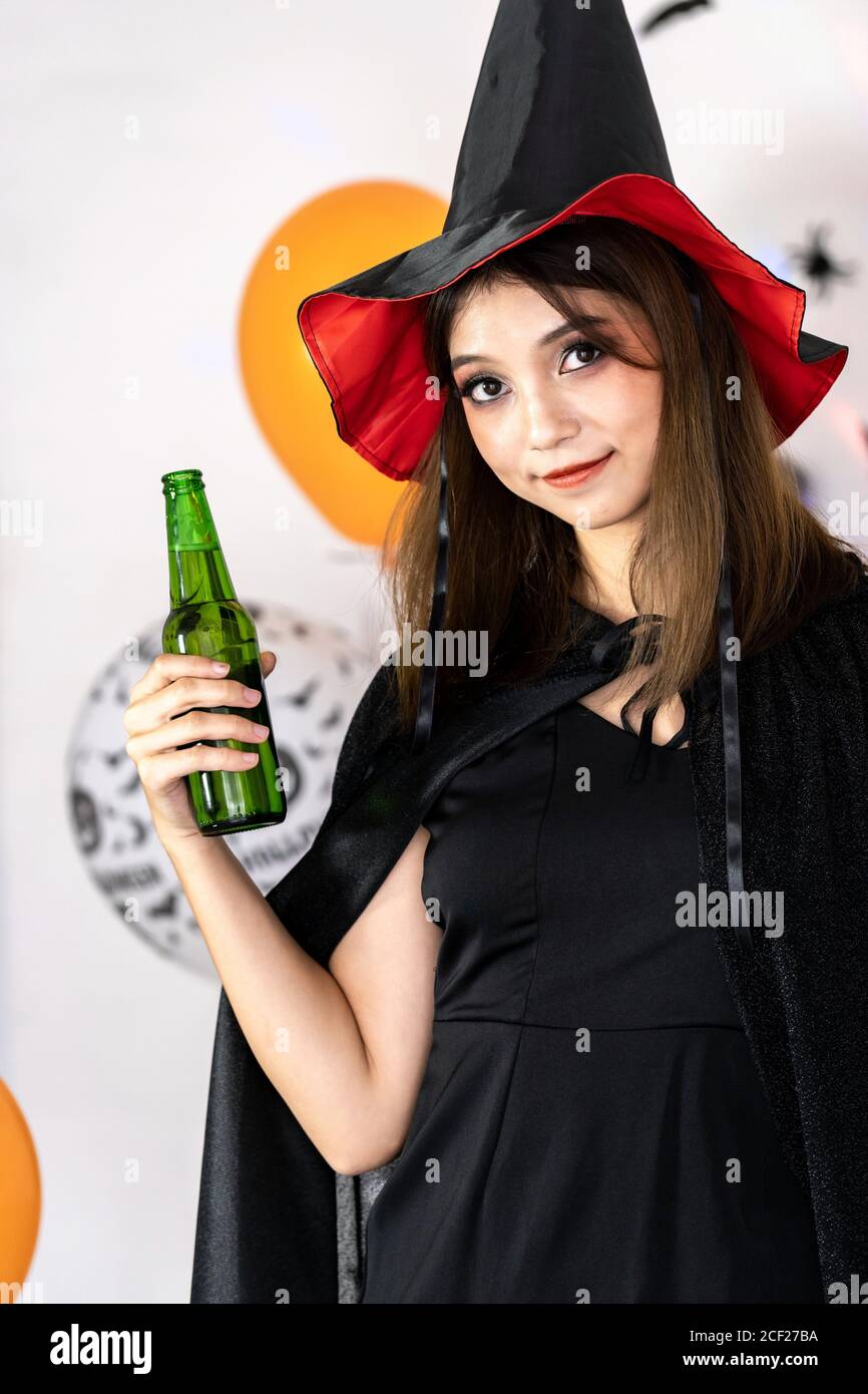 Ritratto di giovane ragazza asiatica adulta adolescente donna indossare  Halloween vestito costume per Halloween festa carnevale. Halloween  festeggia e festeggia la festa internazionale Foto stock - Alamy