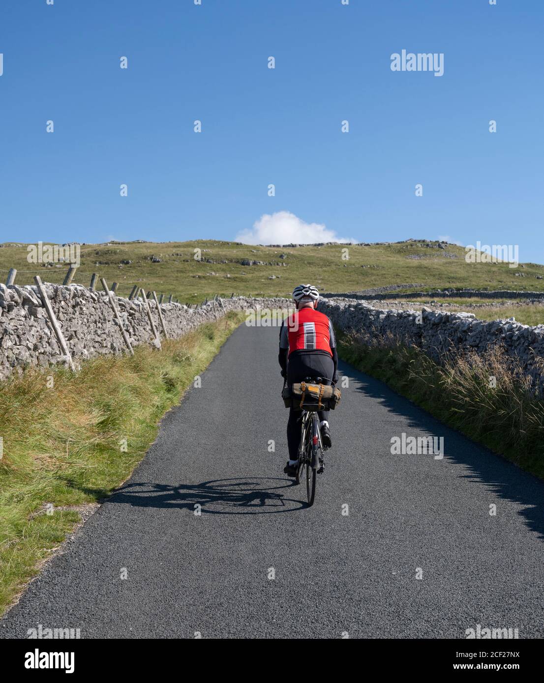 Ciclista maschile nel parco nazionale Yorkshire Dales, Regno Unito. Foto Stock