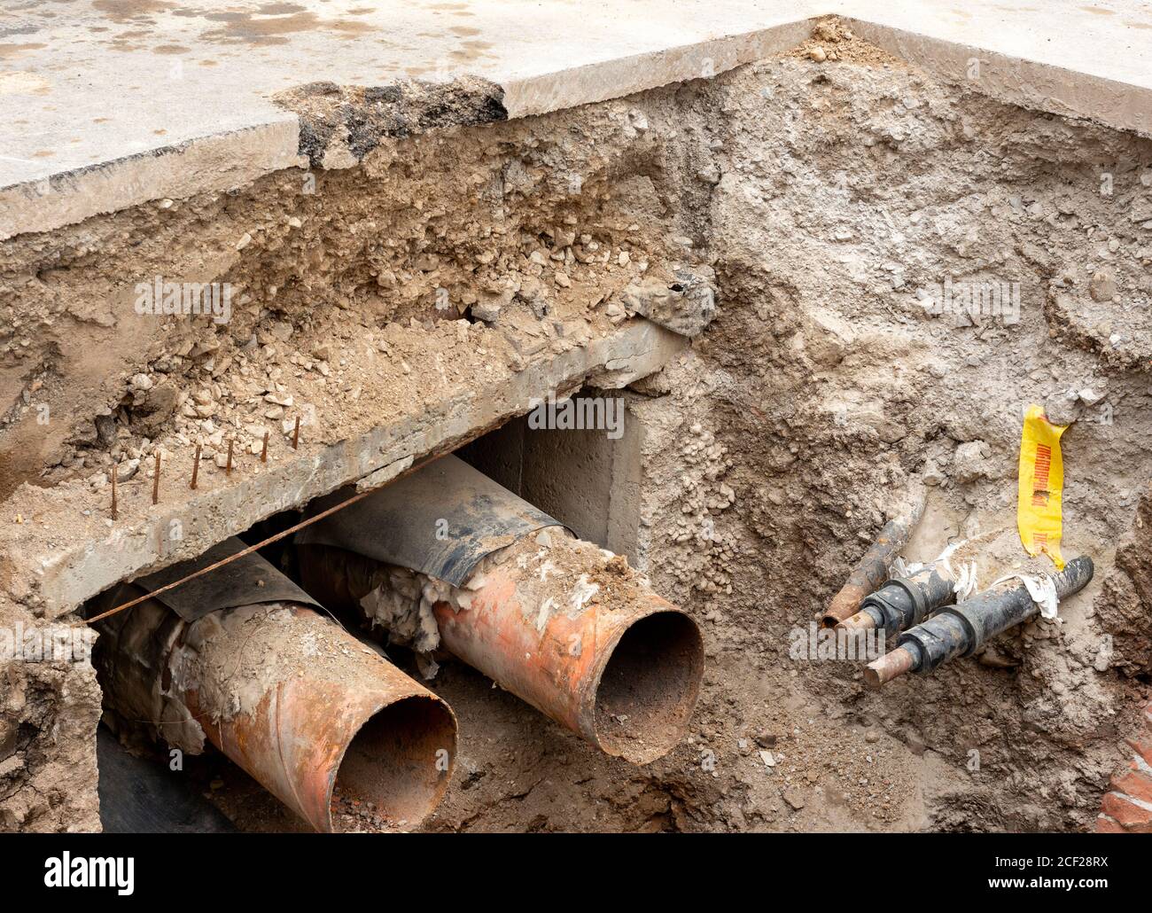 Lavori in corso di sostituzione di condutture in una strada urbana a Sofia, Bulgaria, manutenzione delle infrastrutture urbane e potenziamento delle utenze sotterranee UE Foto Stock