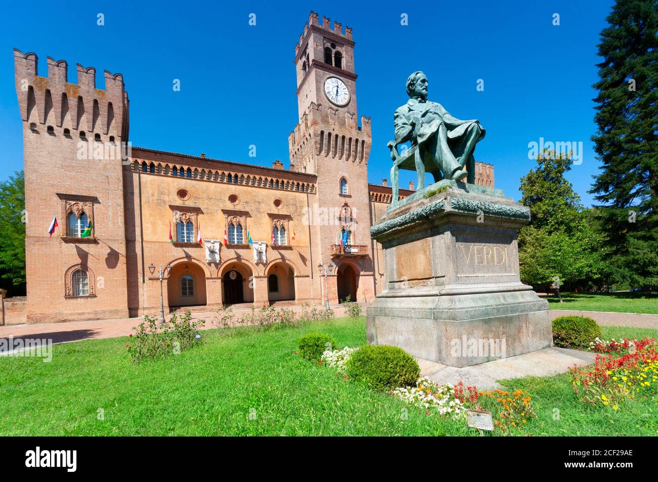 Italia, Lombardia, Busseto, Giuseppe Verdi Monumento di Luigi secchi Data 1913 background Rocca Pallavicino Foto Stock