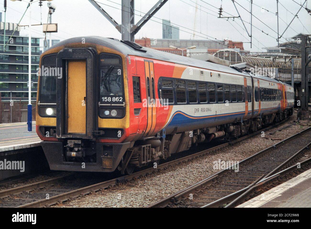 Manchester, Regno Unito - 29 agosto 2020: Un treno semi-veloce EMR (East Midlands Railway) alla piattaforma della stazione di Manchester Piccadilly 13. Foto Stock