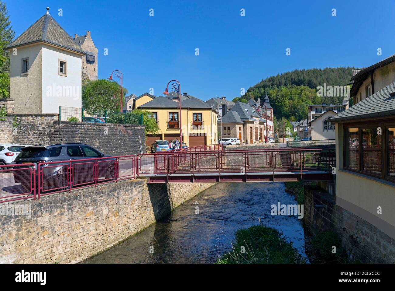 Europa, Lussemburgo, Larochette, fiume Ernz Blanche (Wä) da Chemin J-A Zinnen. Foto Stock