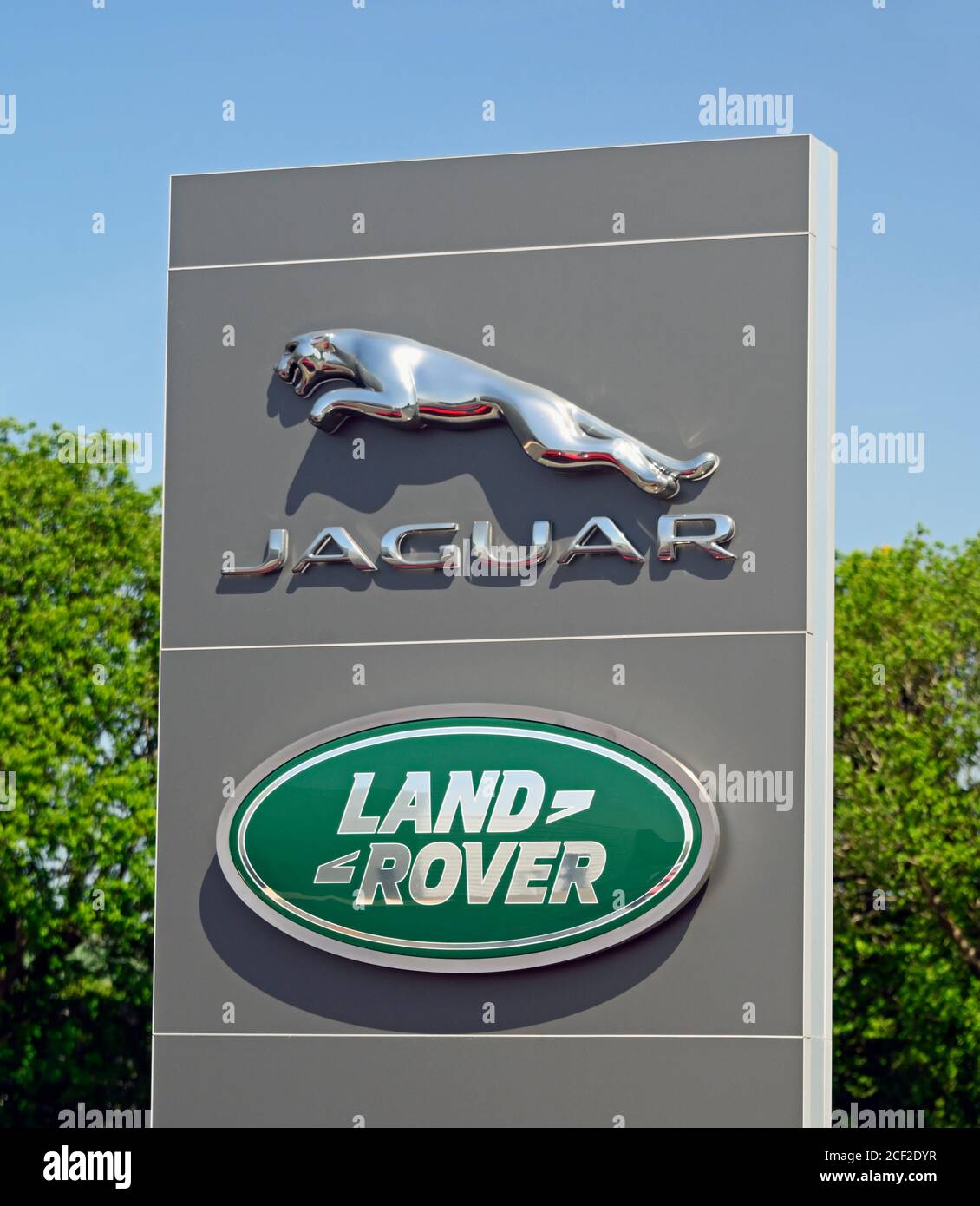 Logo Jaguar Cars e Land Rover. Kentdale Land Rover Dealership, Shap Road Kendal, Cumbria, Inghilterra, Regno Unito, Europa. Foto Stock