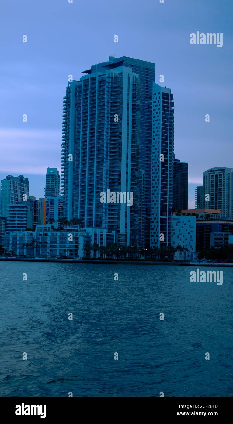 Primo piano di un alto edificio a Brickell Miami, Florida, dall'aspetto cupo degli edifici a Brickell, dalle nuvole grigie che si affacciano sulla città di Brickell, dall'aspetto urbano a Moo Foto Stock