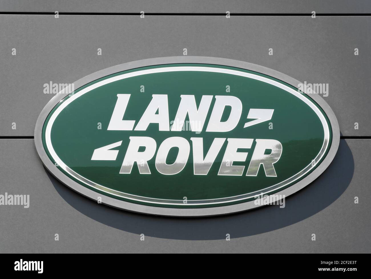 Logo Land Rover. Kentdale Land Rover Dealership, Shap Road Kendal, Cumbria, Inghilterra, Regno Unito, Europa. Foto Stock