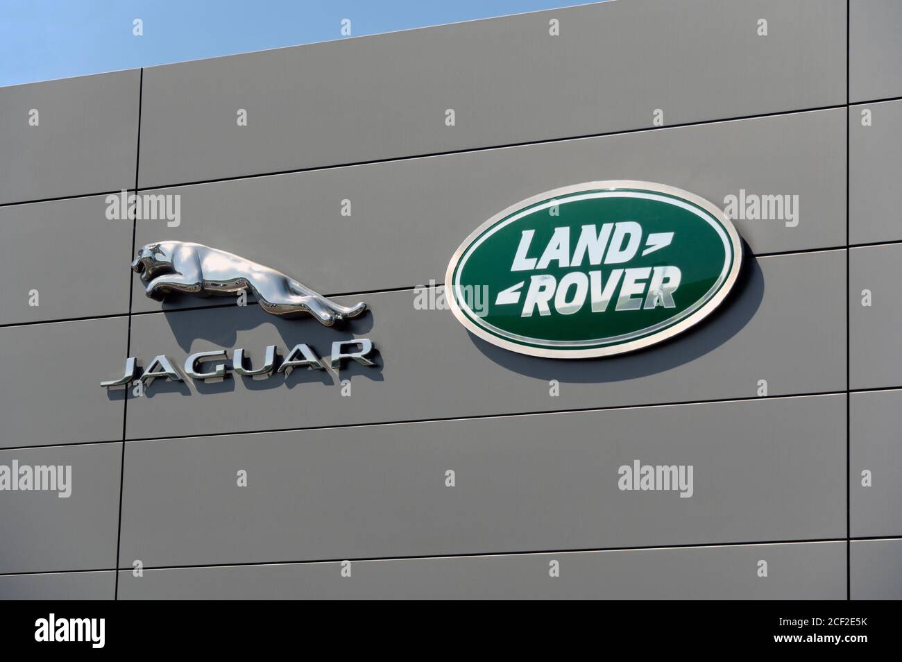 Logo Jaguar Cars e Land Rover. Kentdale Land Rover Dealership, Shap Road Kendal, Cumbria, Inghilterra, Regno Unito, Europa. Foto Stock