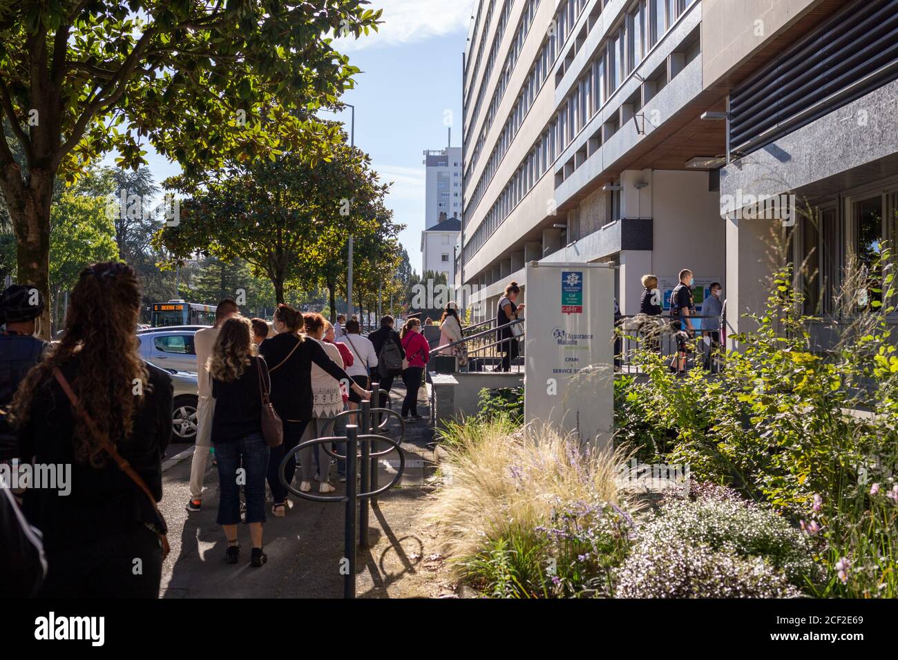 Angers, Francia - 3 settembre 2020: Persone che indossano maschera di protezione del viso in attesa in linea presso l'ufficio di previdenza sociale in Francia per prevenire il coronavirus, il concetto di indossare maschere all'aperto è obbligatorio, rispettare i gesti barriera Foto Stock