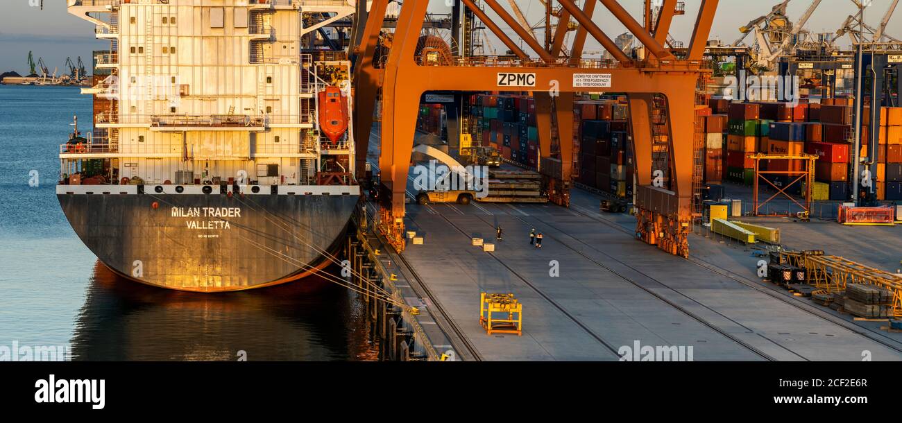 Nave con container presso il terminal dei container Baltici di Gdynia Foto Stock