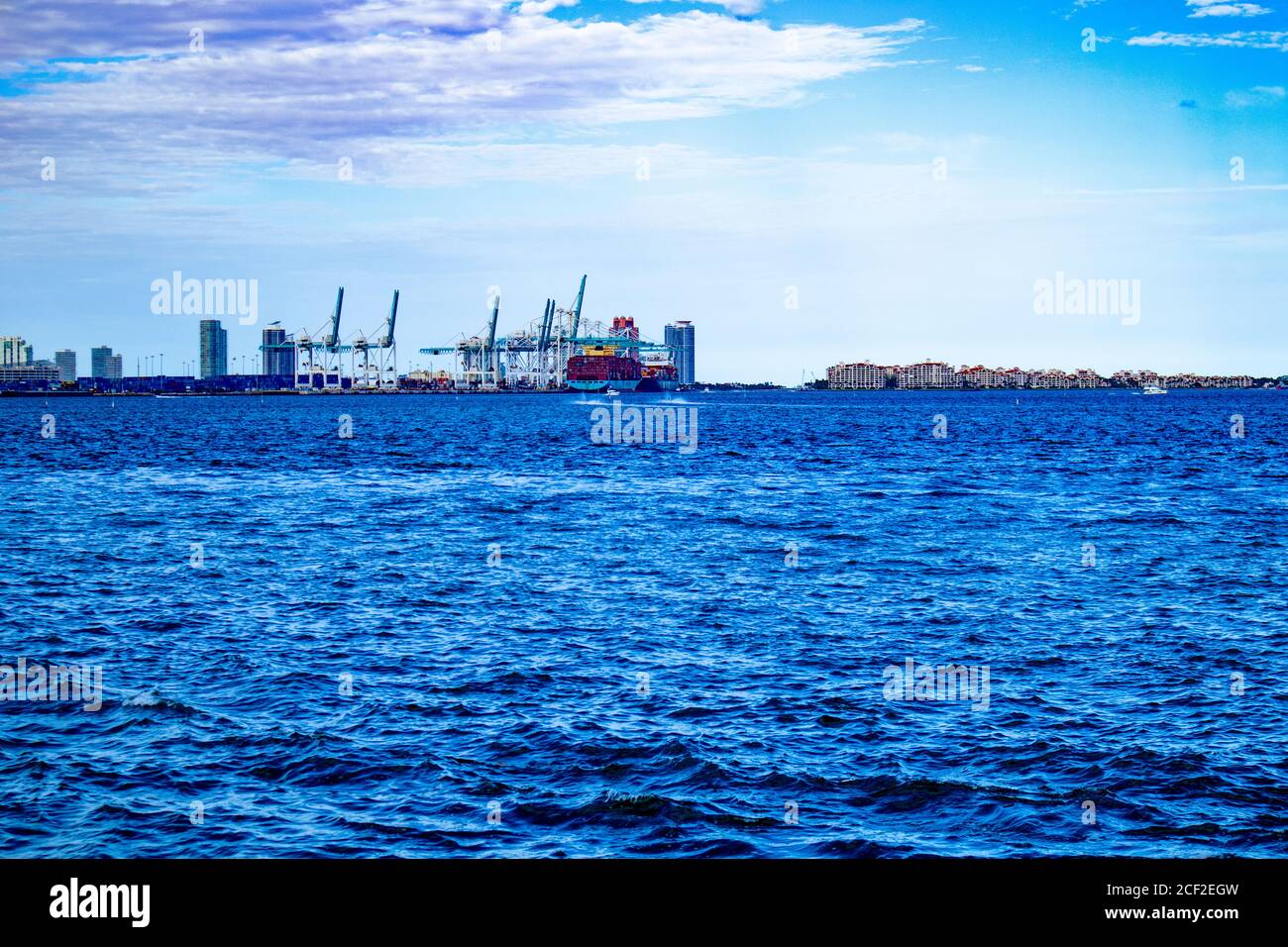 Vista del Dirtland, guidando Costome Shipping Container Center su Dodge Island a Miami, FL, vista del centro container di spedizione attraverso il pescatore Foto Stock