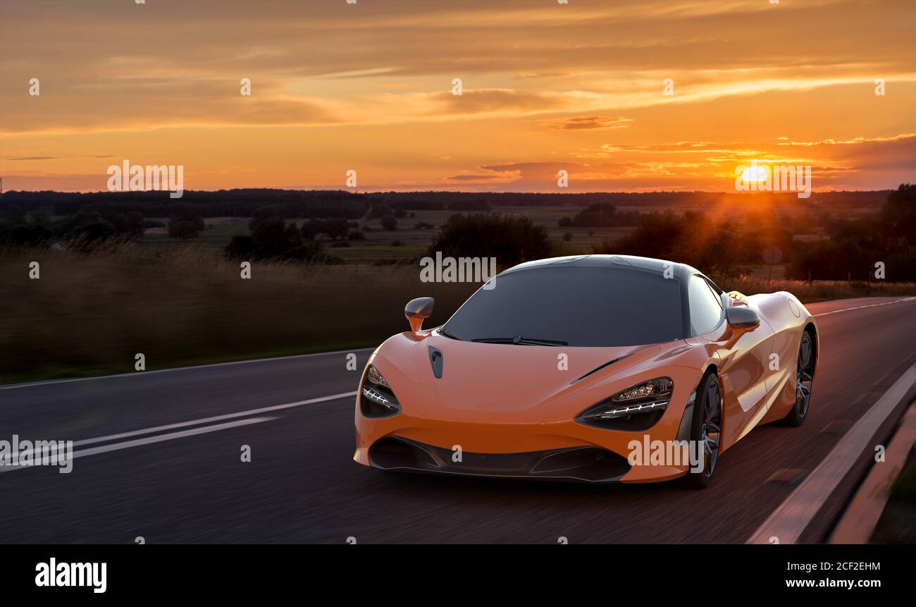 McLaren 720 SULLO sfondo di un bellissimo cielo serale durante la guida veloce Foto Stock