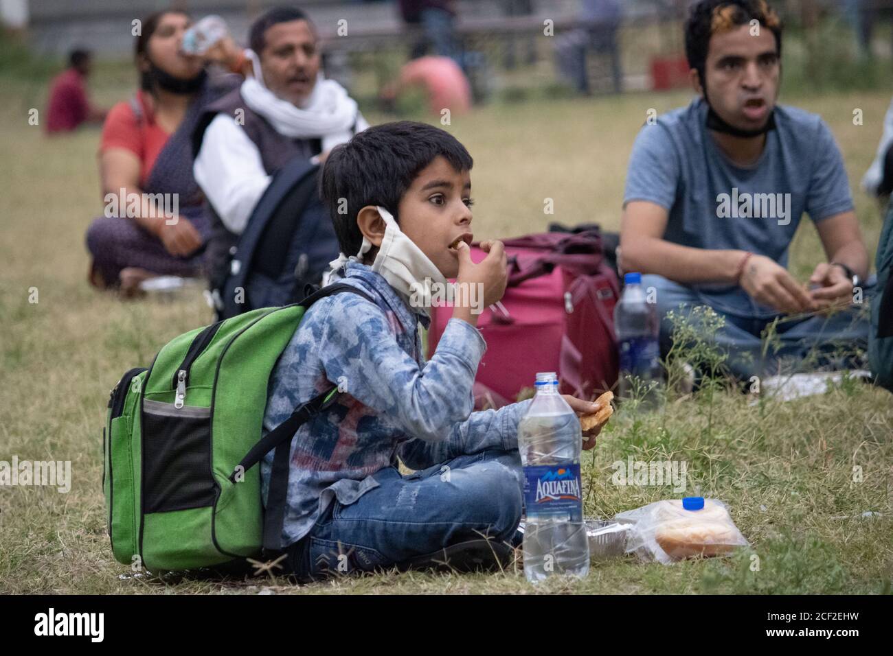 Dehradun, Uttarakhand/India - 02 2020 agosto: Il governo organizza cibo per migranti/persone, uomini, donne e bambini che mangiano cibo nel virus pandemico della corona. Foto Stock