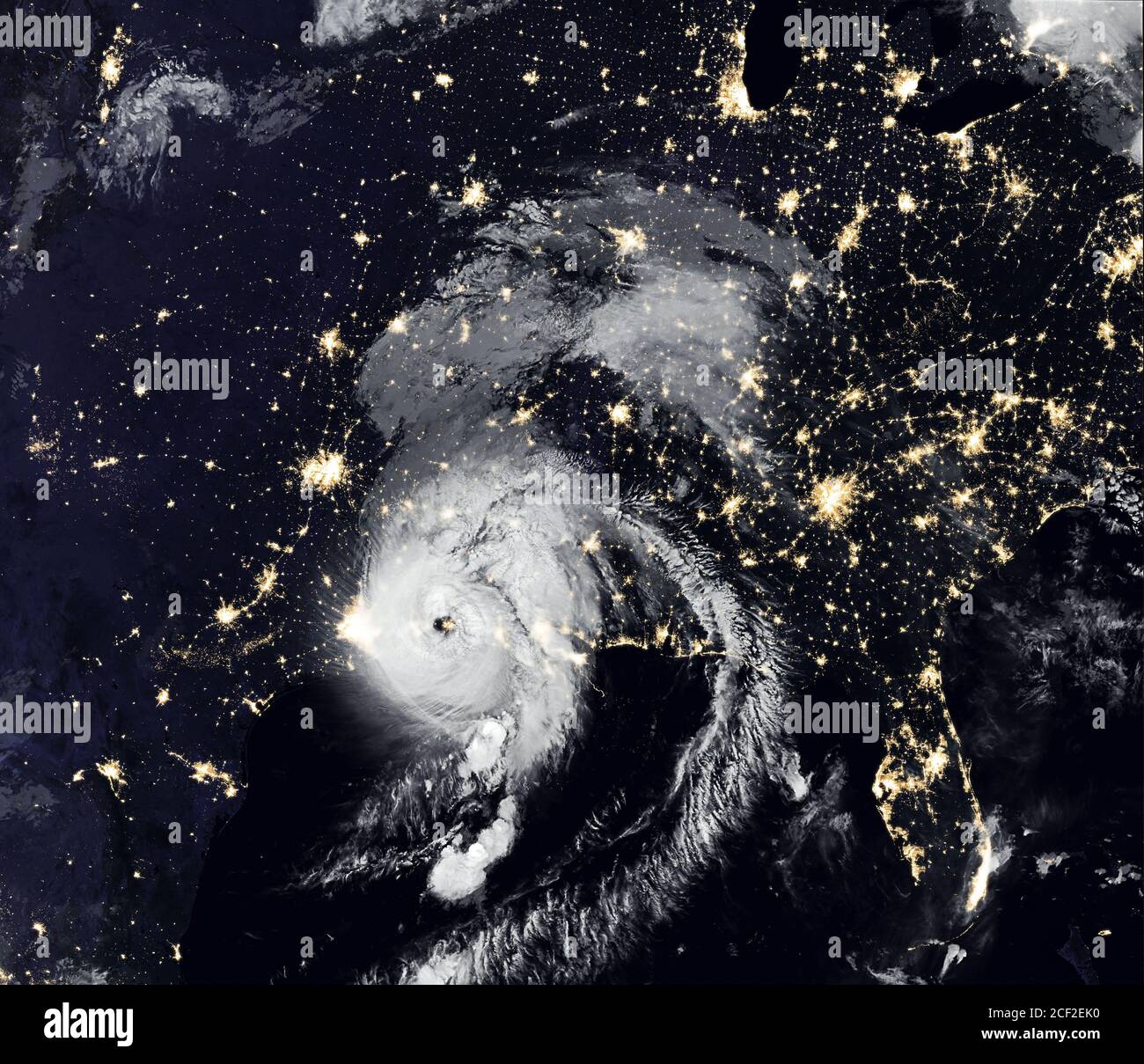 Tempesta Laura su USA di notte, uragano tropicale occhio dallo spazio. Typhoon Landfall e le luci della città della Terra su foto satellitare. Meteo e avvertenze co Foto Stock