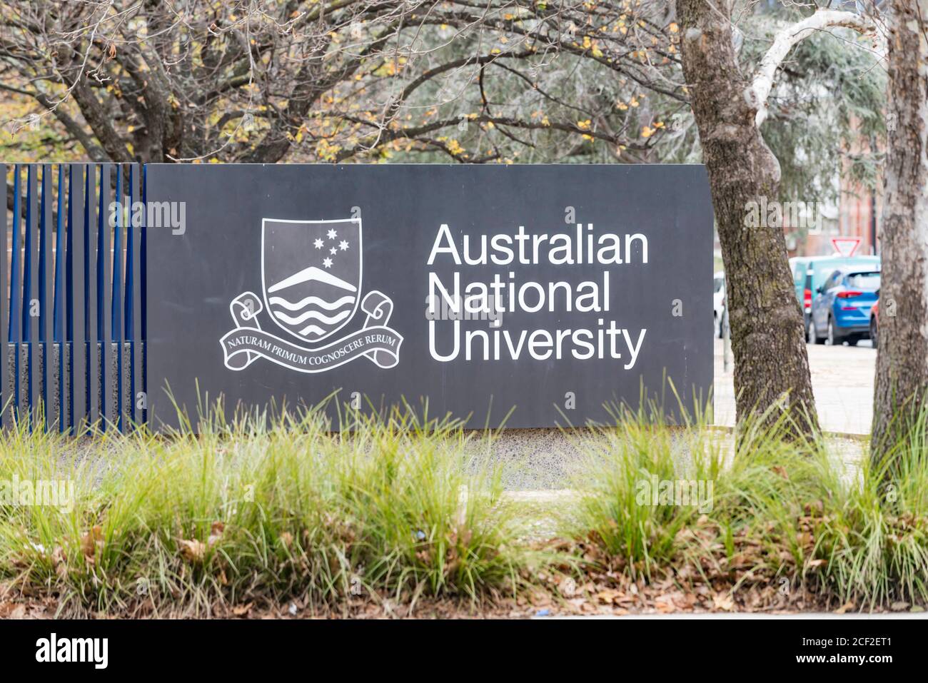 Un cartello nel centro di Canberra fuori da una delle Australian National University (ANU) nel territorio della capitale australiana, Australia Foto Stock