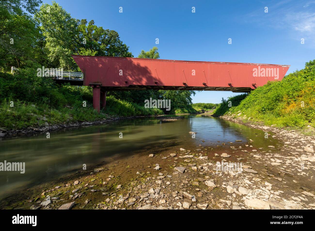 Un vecchio ponte rosso coperto. Foto Stock
